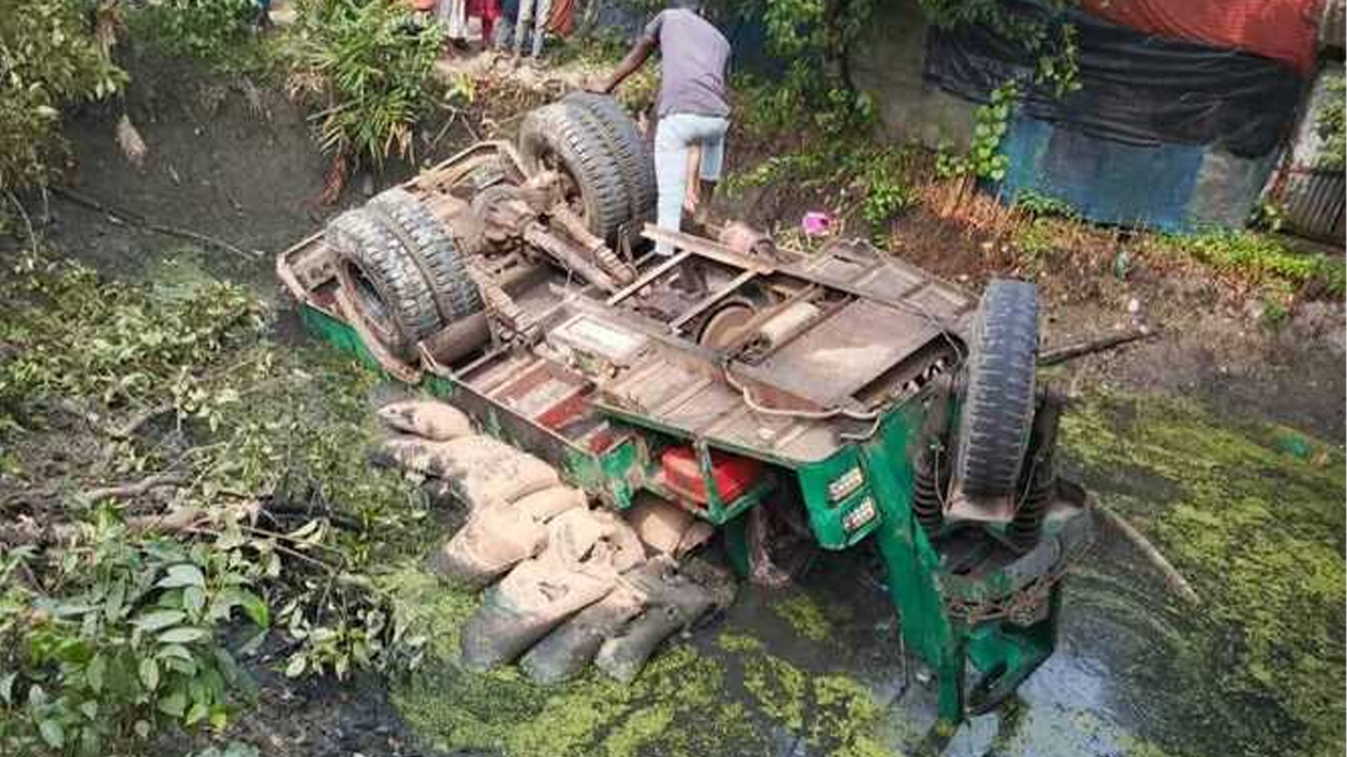 ২৮৪ বস্তা সরকারি চাল নিয়ে উল্টে গেল গাড়ি, আহত ৩