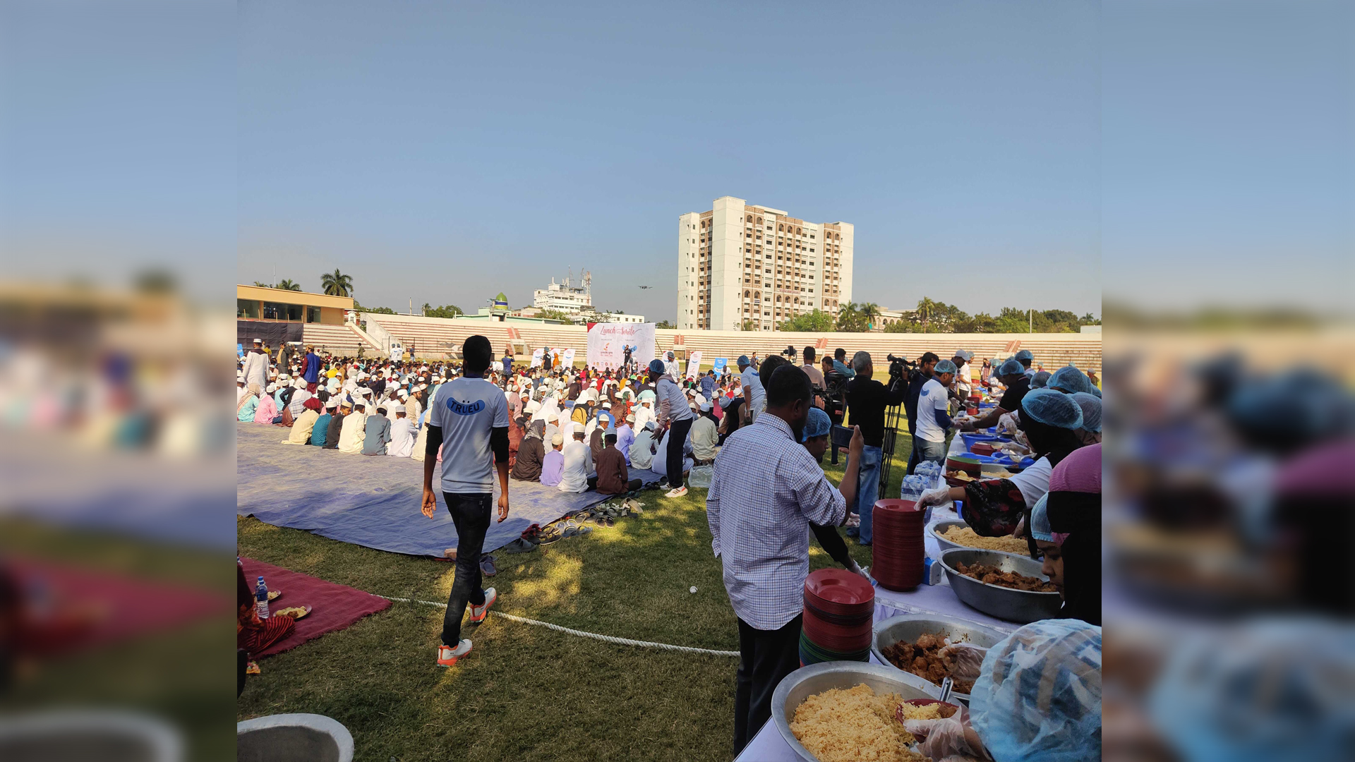 খুলনায় হাসিমুখে দেড় হাজার মানুষের আহার