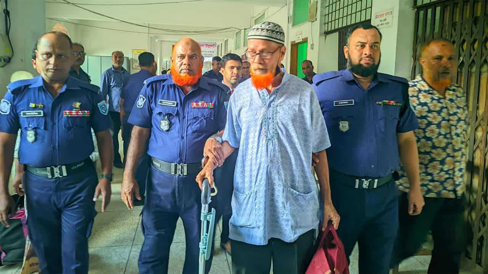 অসুস্থতার অভিনয় করে হুইল চেয়ারে বসে জামিন চাইলেন আসামি, সিসিটিভিতে ধরা