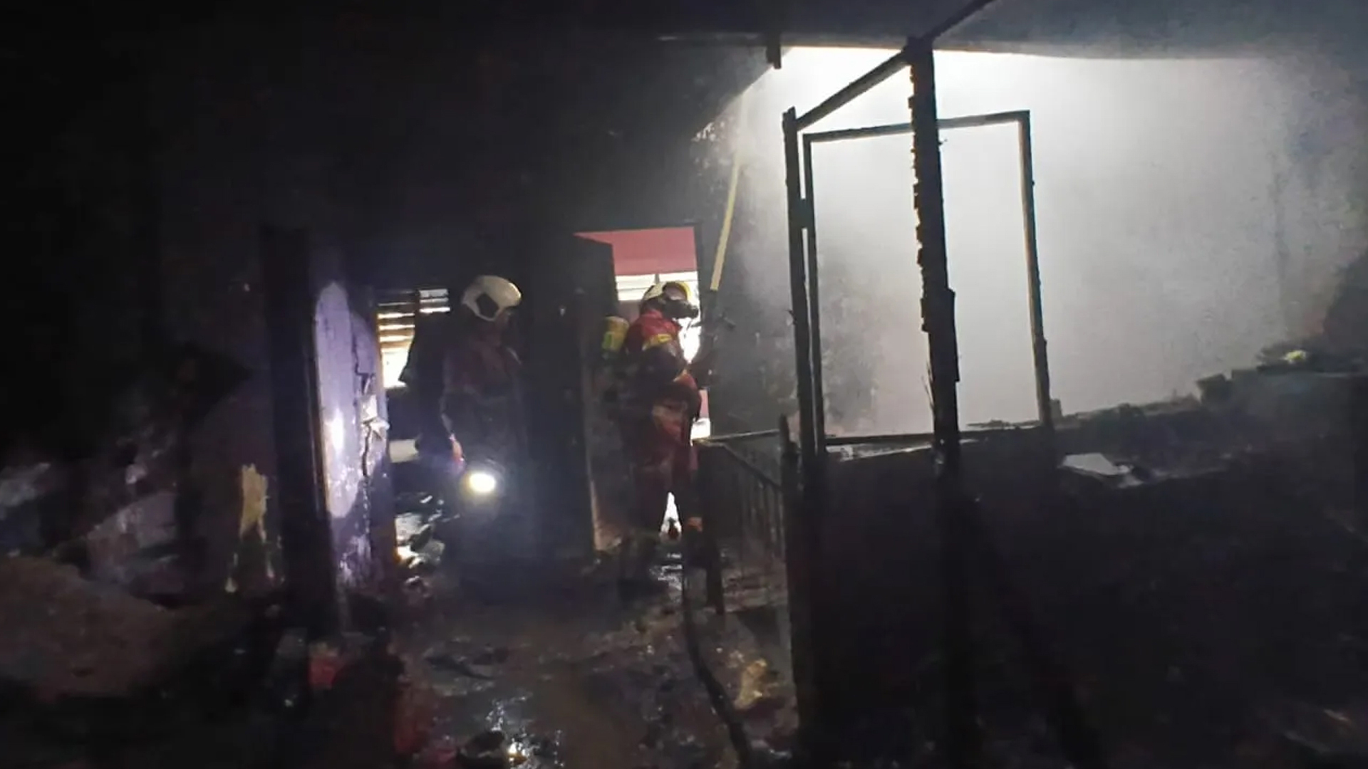 মালয়েশিয়ায় ভয়াবহ অগ্নিকাণ্ড, অল্পের জন্য প্রাণে বাঁচলেন বাংলাদেশি দম্পতি