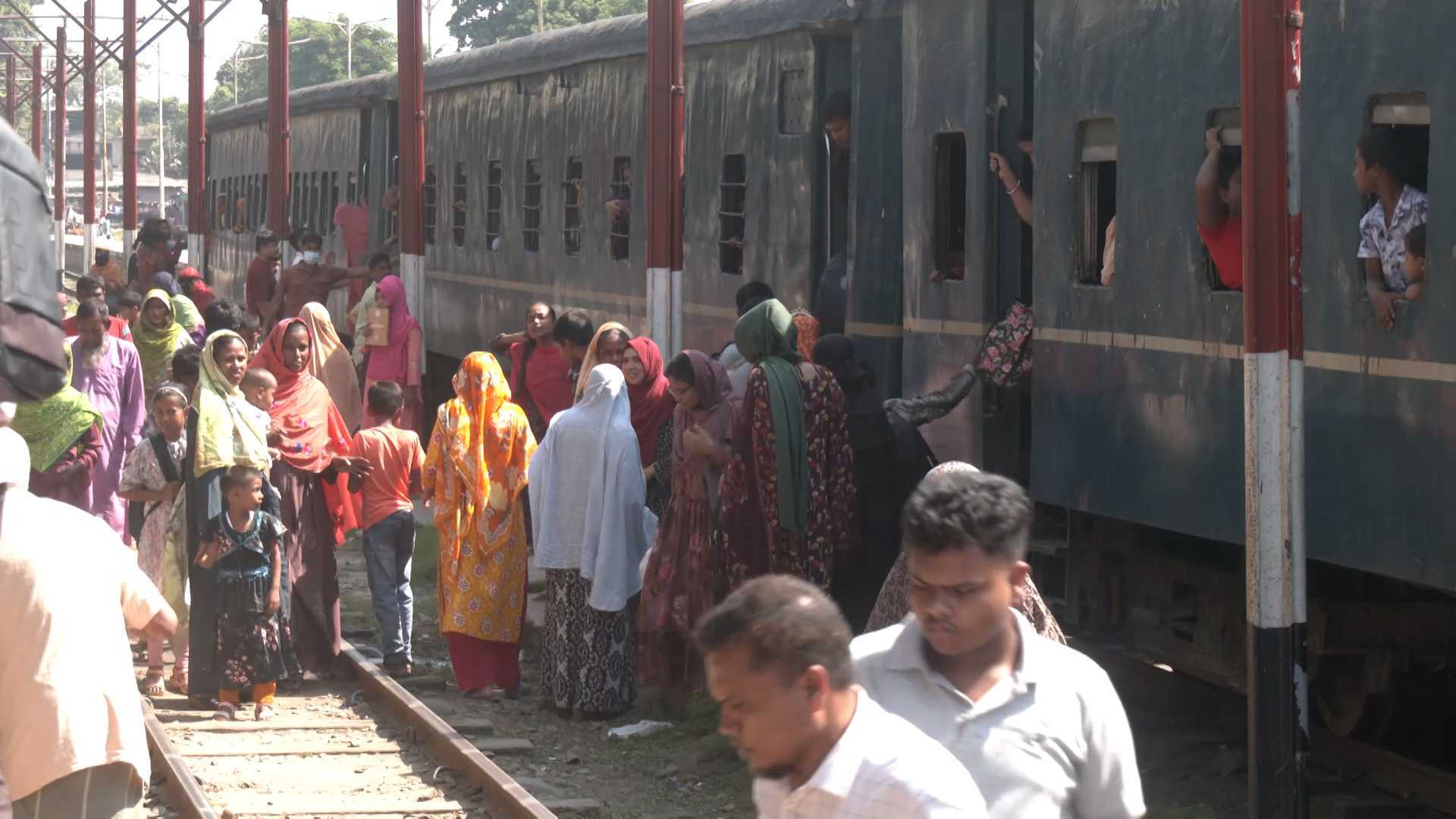 অনলাইন-কাউন্টার দুই পথেই টিকিটের লড়াই, রংপুরবাসীর ভোগান্তি বাড়ছে