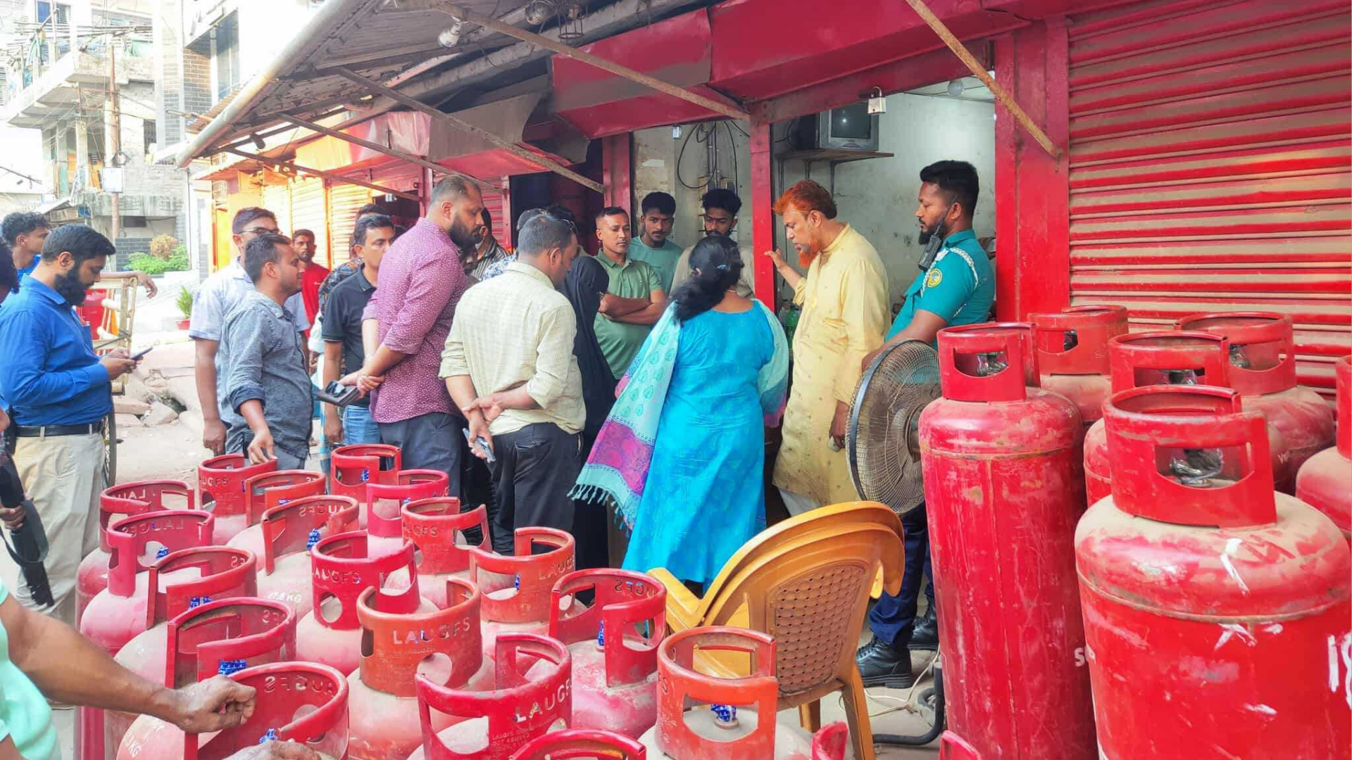 ক্রেতা সেজে দোকানে এনএসআই, বেশি দামে গ্যাস বিক্রি করায় জরিমানা