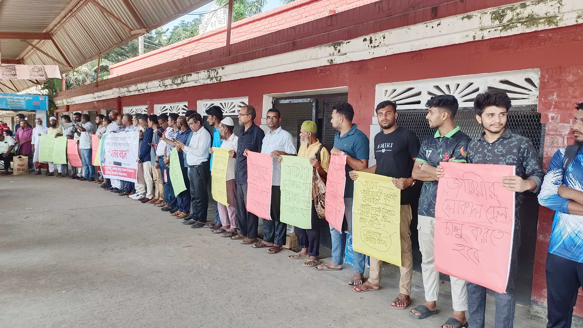 ইঞ্জিন সংকটে ময়মনসিংহ-জারিয়ায় ট্রেন চলাচল বন্ধ, চরম দুর্ভোগ