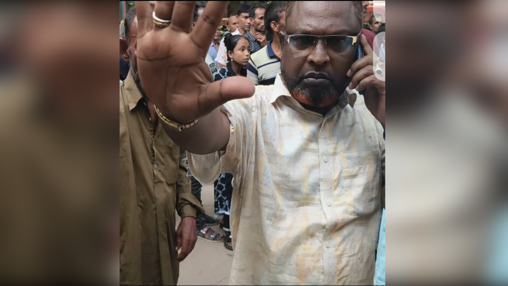 থানা চত্বরে ঘুরছেন সাংবাদিক পেটানো মামলার আসামি, খুঁজে পাচ্ছে না পুলিশ!
