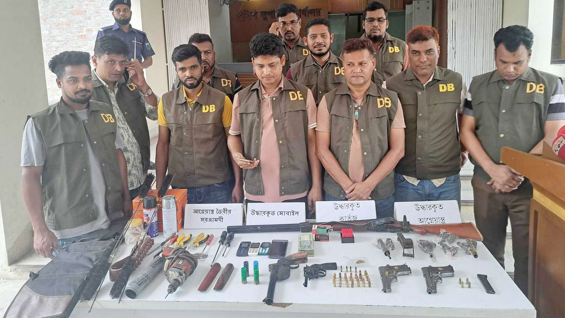 পাবনায় পাঁচটি আগ্নেয়াস্ত্র ও ৪০ রাউন্ড গুলিসহ গ্রেফতার ৩