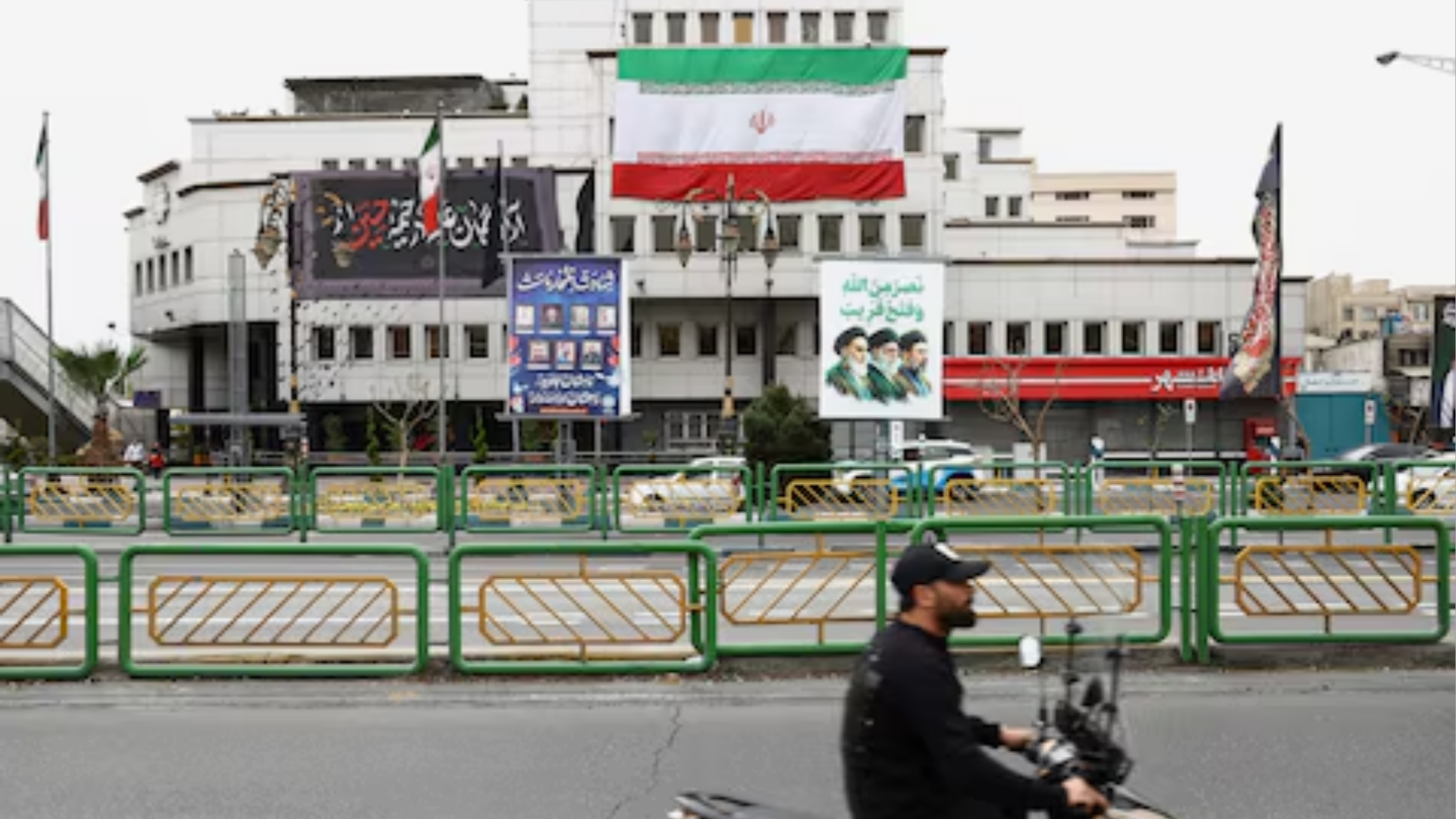 শীর্ষ নেতাদের হত্যার পরও যুদ্ধের ময়দানে কীভাবে টিকে আছে ইরান