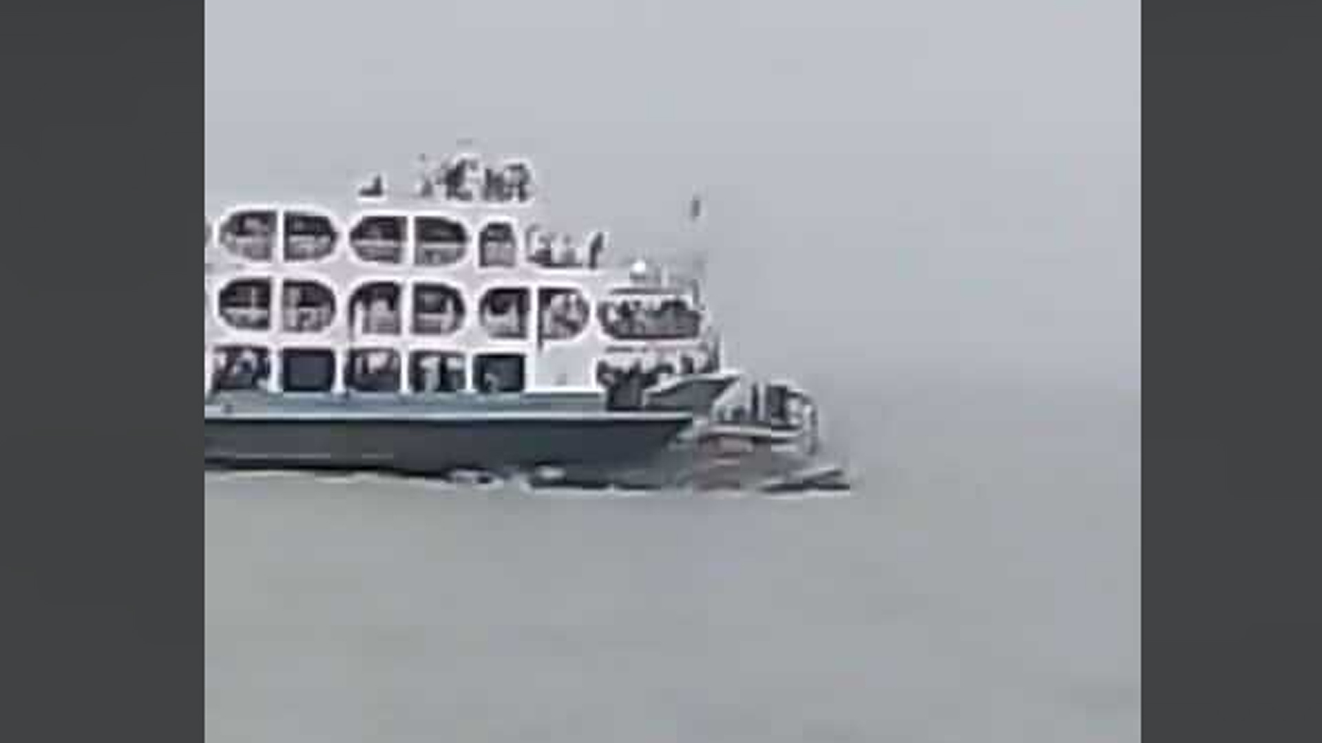 যাত্র‍ীবাহী লঞ্চের ধাক্কায় বালুবোঝাই বলগেট ডুবি