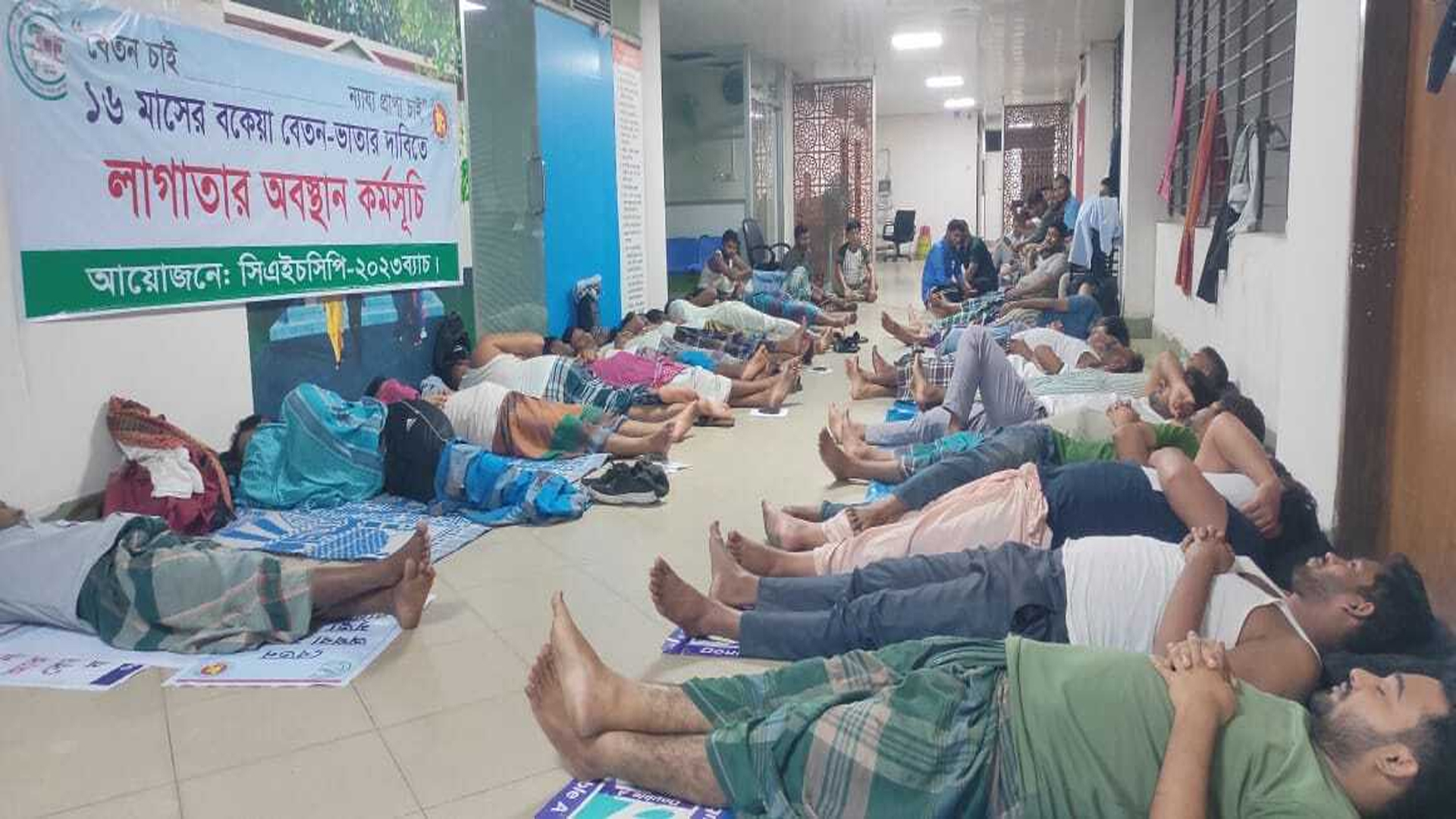 ১৬ মাসের বকেয়া বেতনের দাবিতে ফের আন্দোলনে সিএইচসিপিরা, রাত কাটালেন অফিসেই