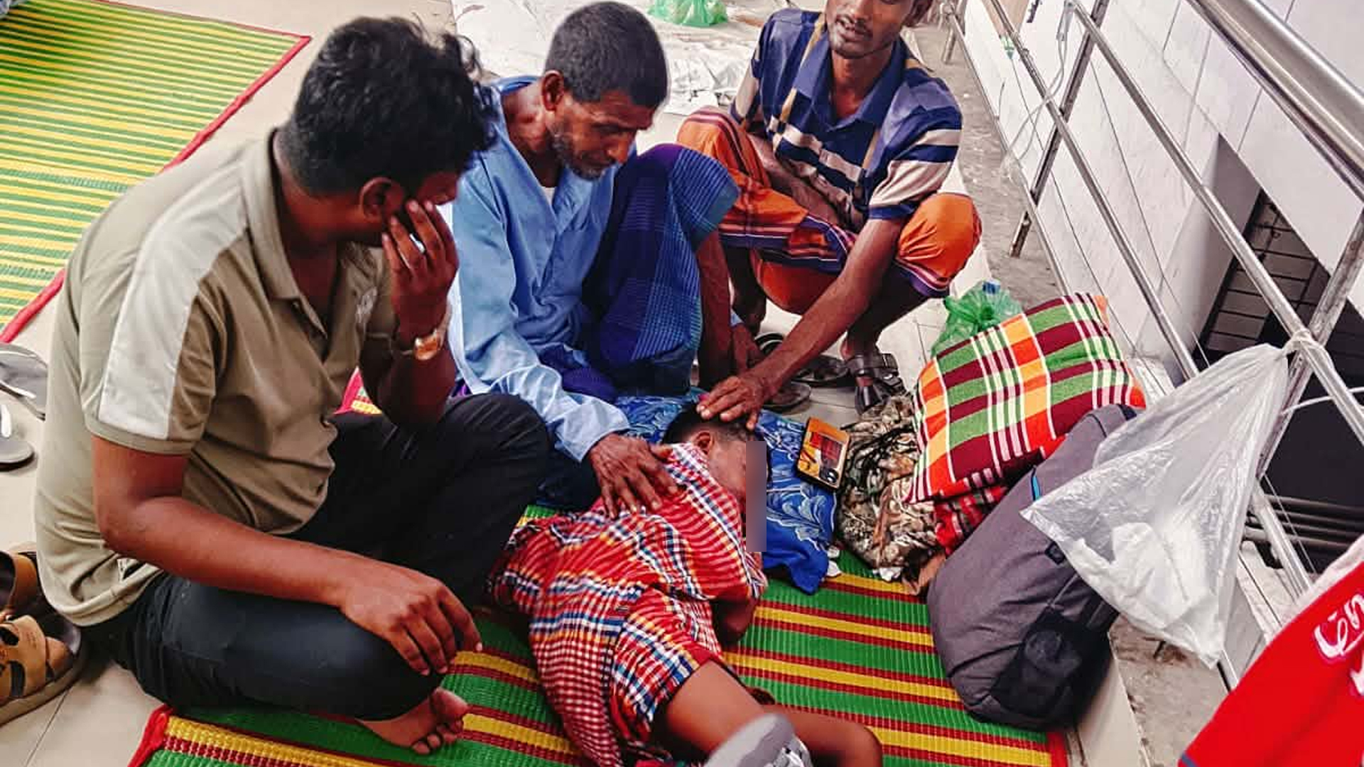একই পরিবারে চারজন নিহত, জীবন-মৃত্যুর সন্ধিক্ষণে সাত বছরের হোসাইন