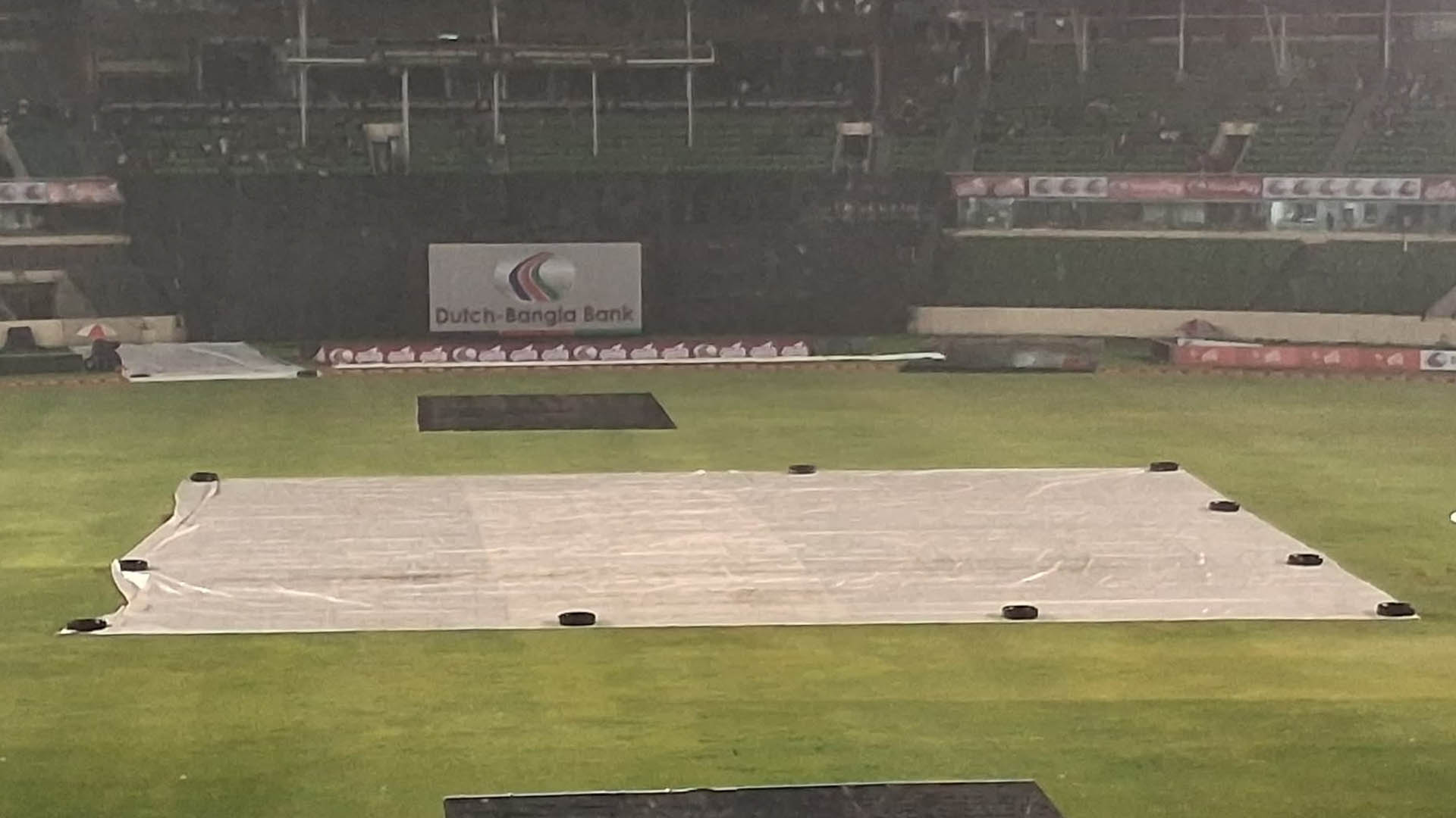 মিরপুরে শিলাবৃষ্টি, খেলা বন্ধ