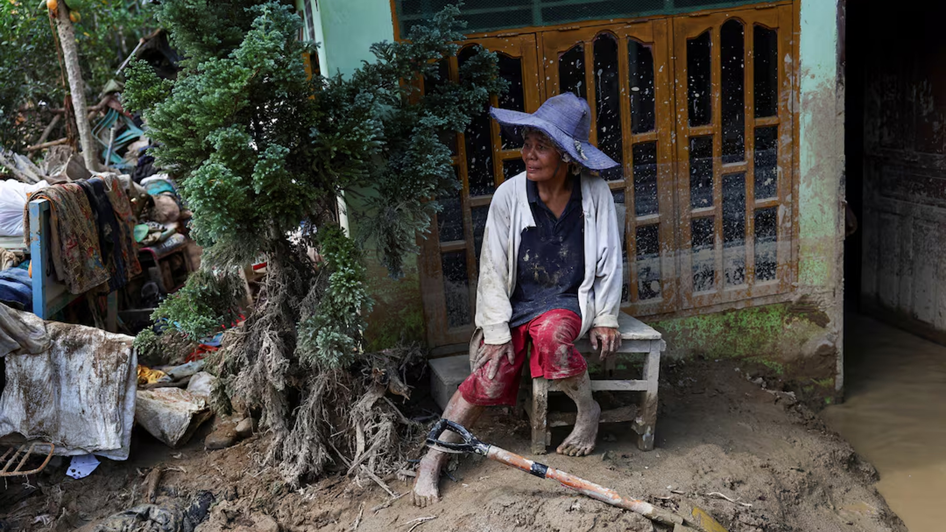 ইন্দোনেশিয়ায় ভয়াবহ বন্যায় মৃত ৯০০ ছাড়াল