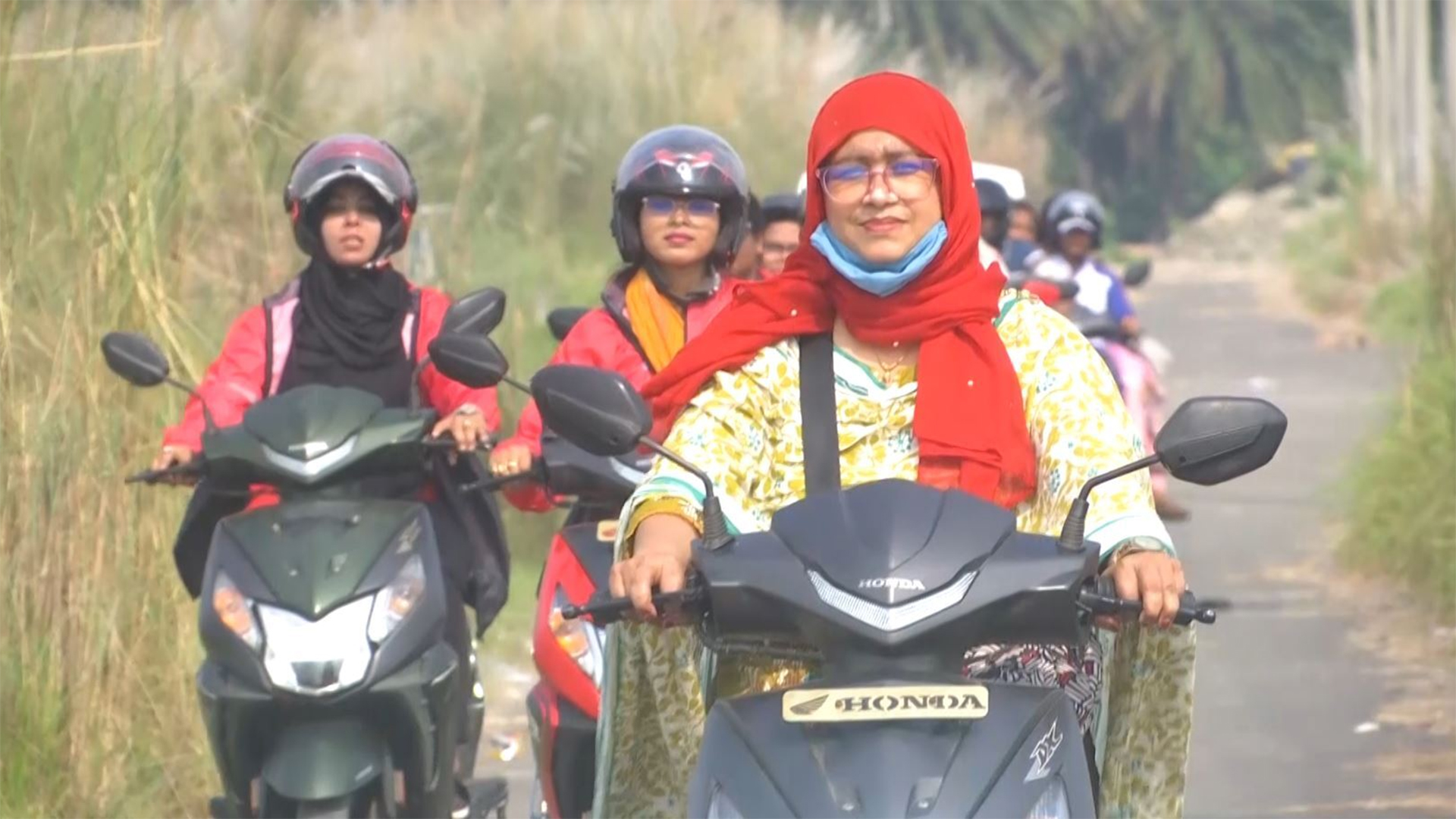 নারীদের নিরাপদ বাইক রাইডিংয়ে খুলনায় অনন্য উদ্যোগ