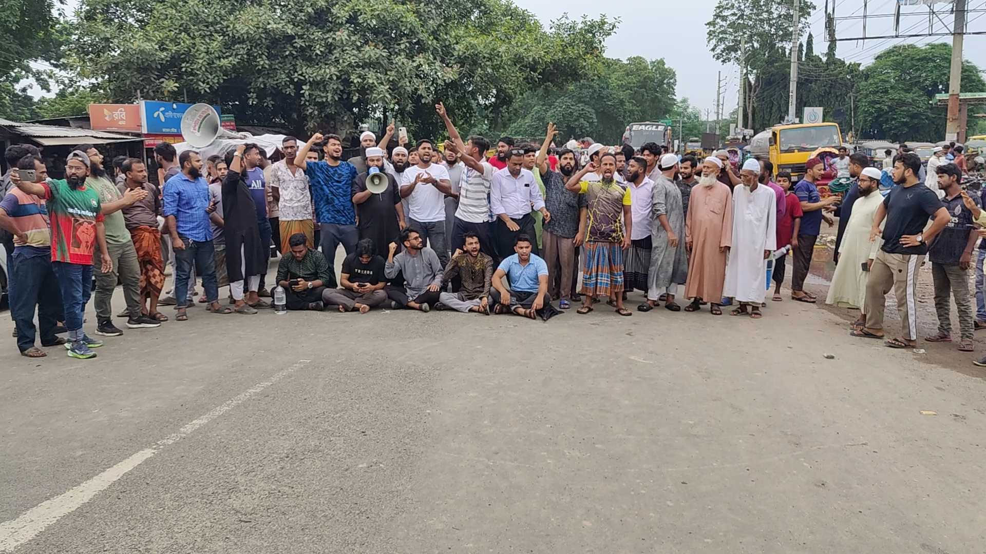 রাজবাড়ীতে মহাসড়ক অবরোধ করে ব্লকেড কর্মসূচি পালন