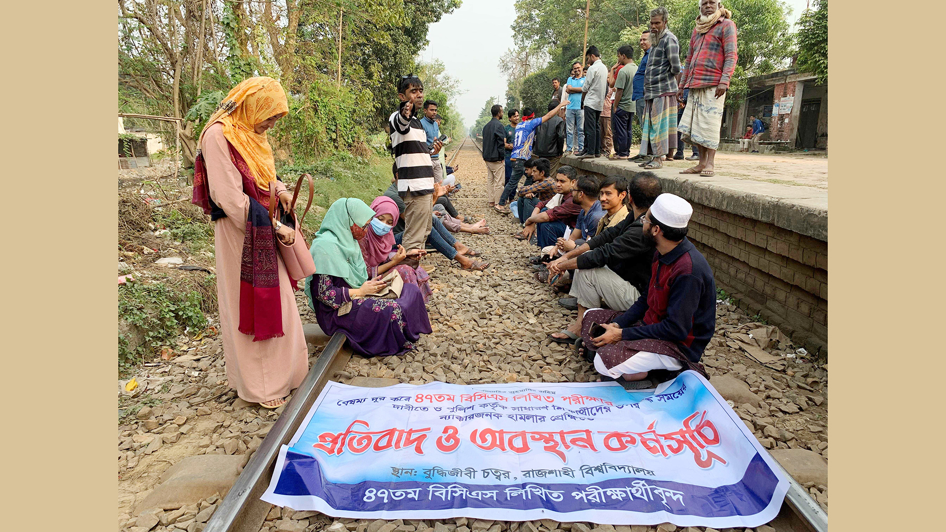 রেলপথ অবরোধ করে রাবি শিক্ষার্থীদের বিক্ষোভ, ৬ ট্রেন আটকা