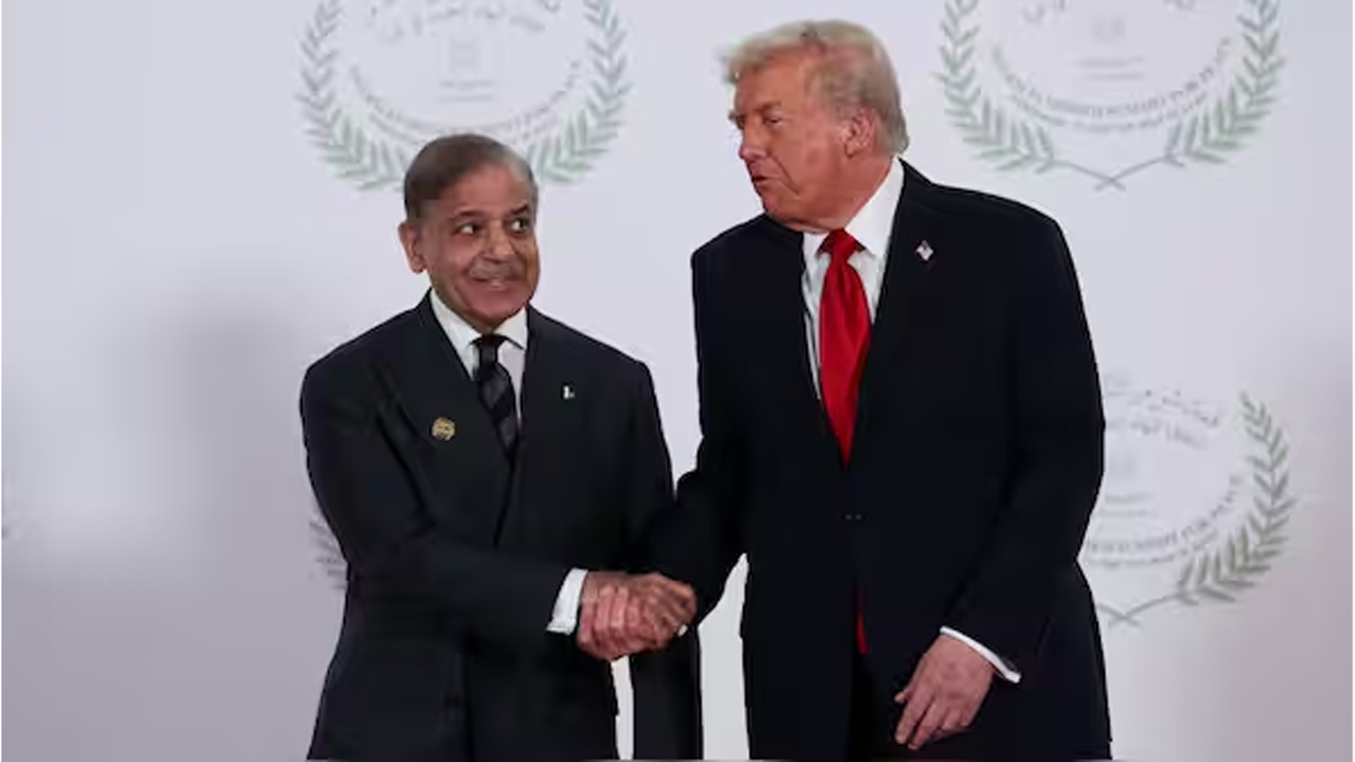 ট্রাম্পকে ধন্যবাদ জানিয়ে ‘শান্তি চুক্তির’ আশা পাকিস্তানের প্রধানমন্ত্রীর