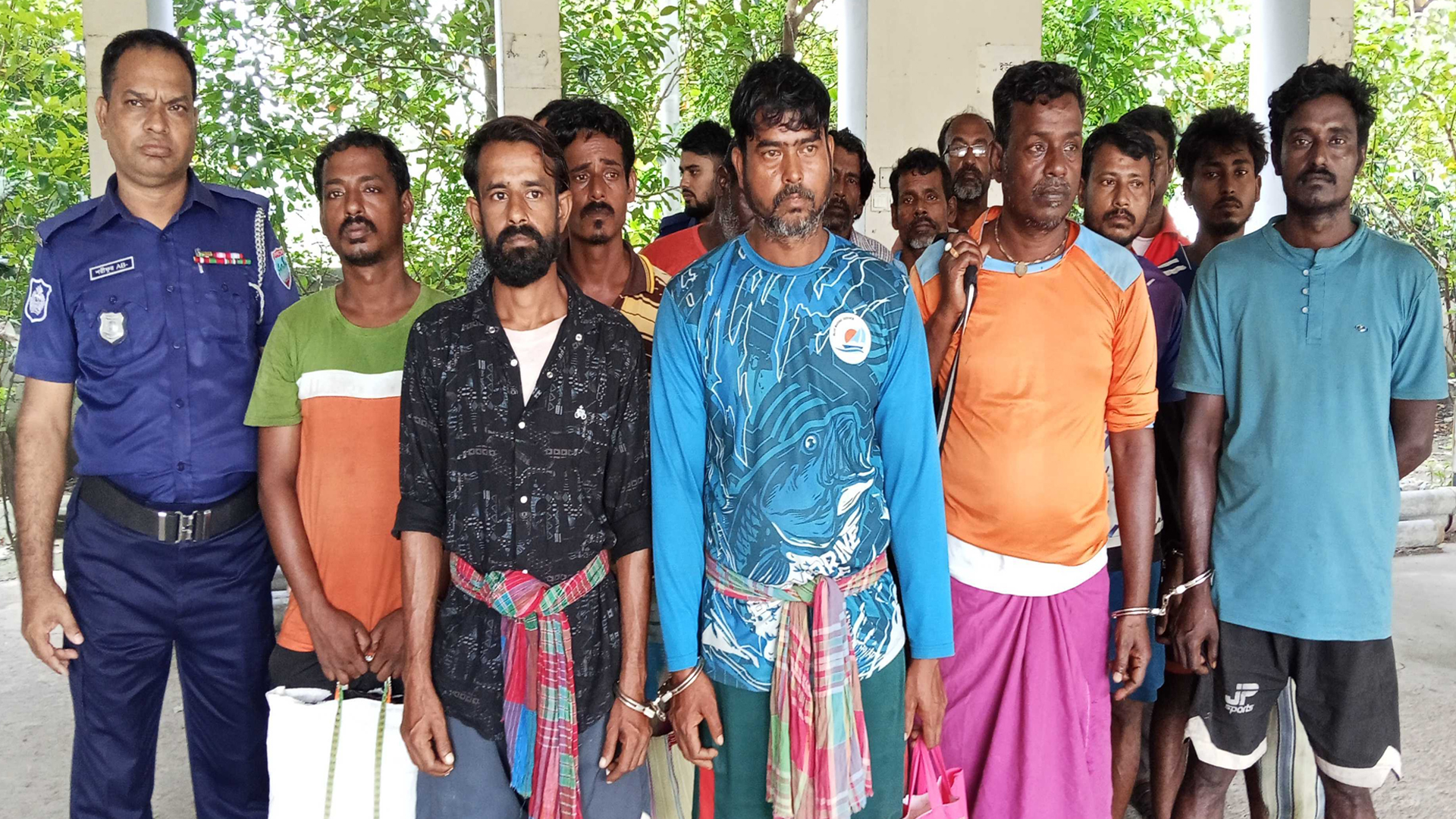 বাংলাদেশের জলসীমায় মাছ ধরার সময় ফিশিং ট্রলারসহ ১৪ ভারতীয় জেলে আটক