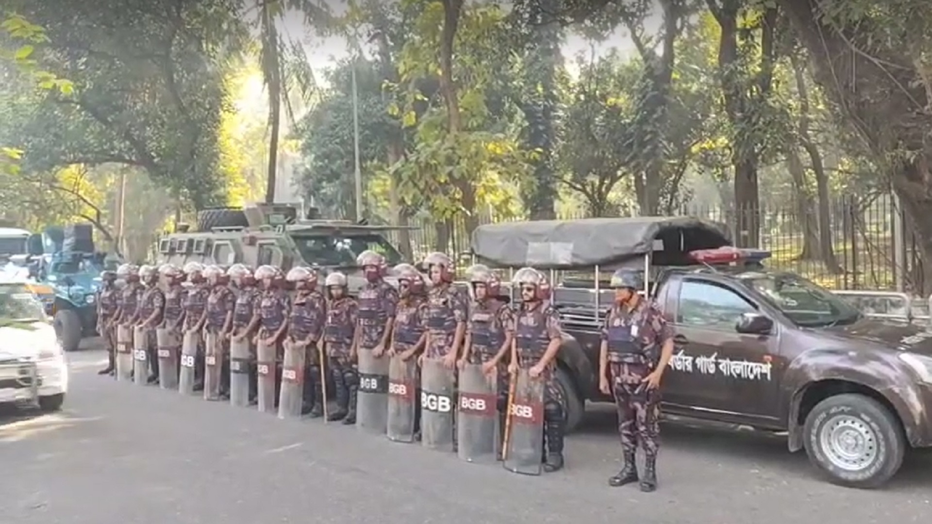 ‘লকডাউন’ কর্মসূচি ঘিরে রাজধানীসহ সারা দেশে সর্বোচ্চ সতর্ক অবস্থায় আইনশৃঙ্খলা বাহিনী