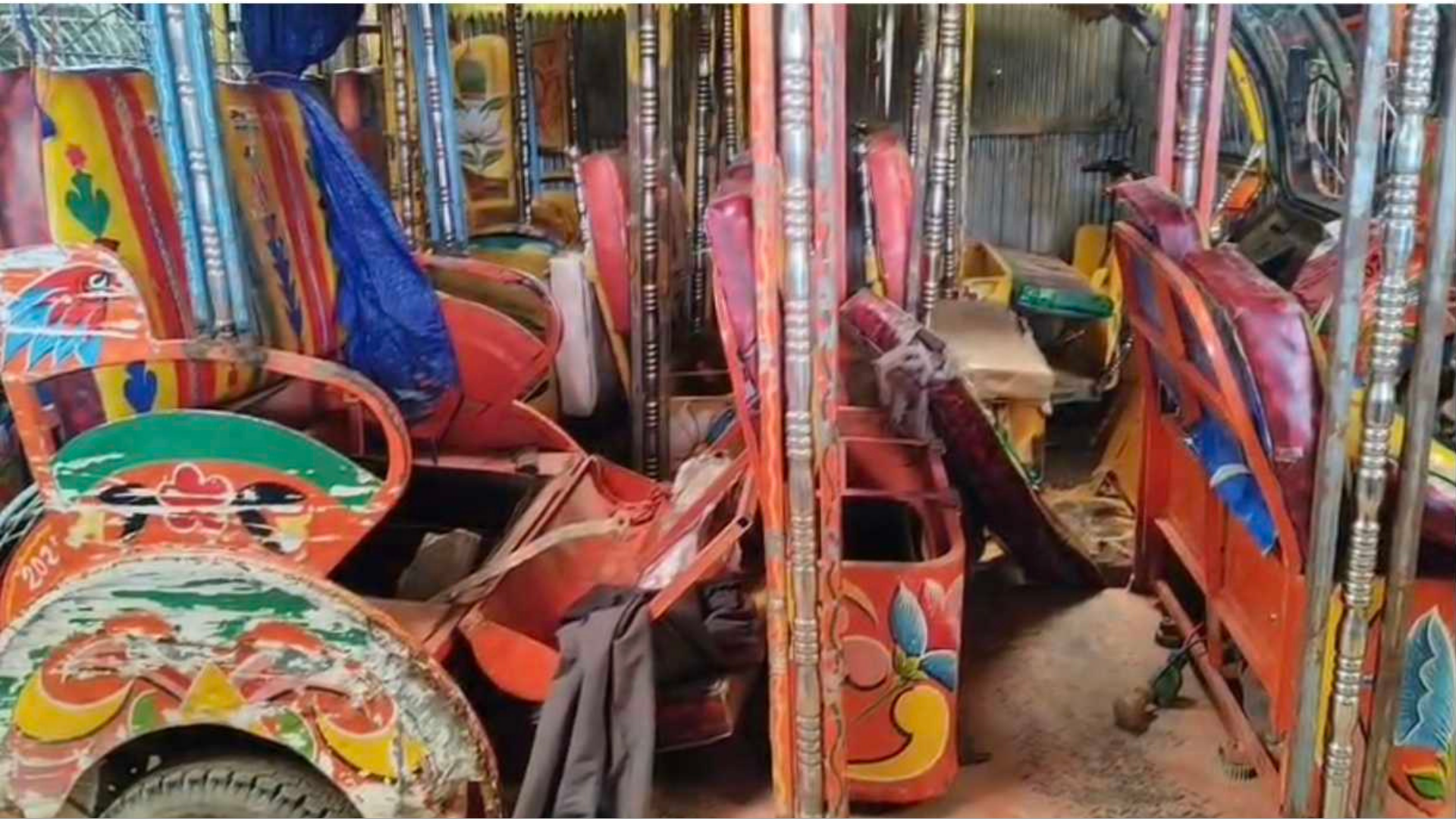 গ্যারেজ মালিককে জিম্মি করে অটোরিকশার ৮০ ব্যাটারি ল