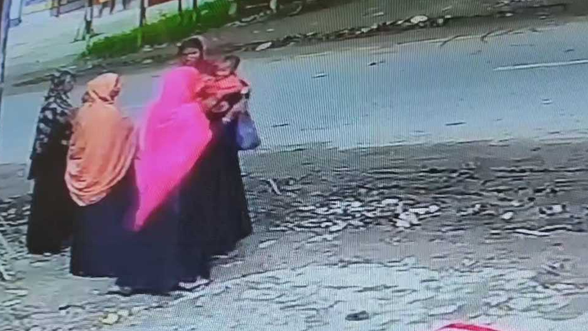 ব্যাংক থেকে ফেরার পথে গল্প জমিয়ে প্রবাসীর স্ত্রীর লাখ টাকা লুট