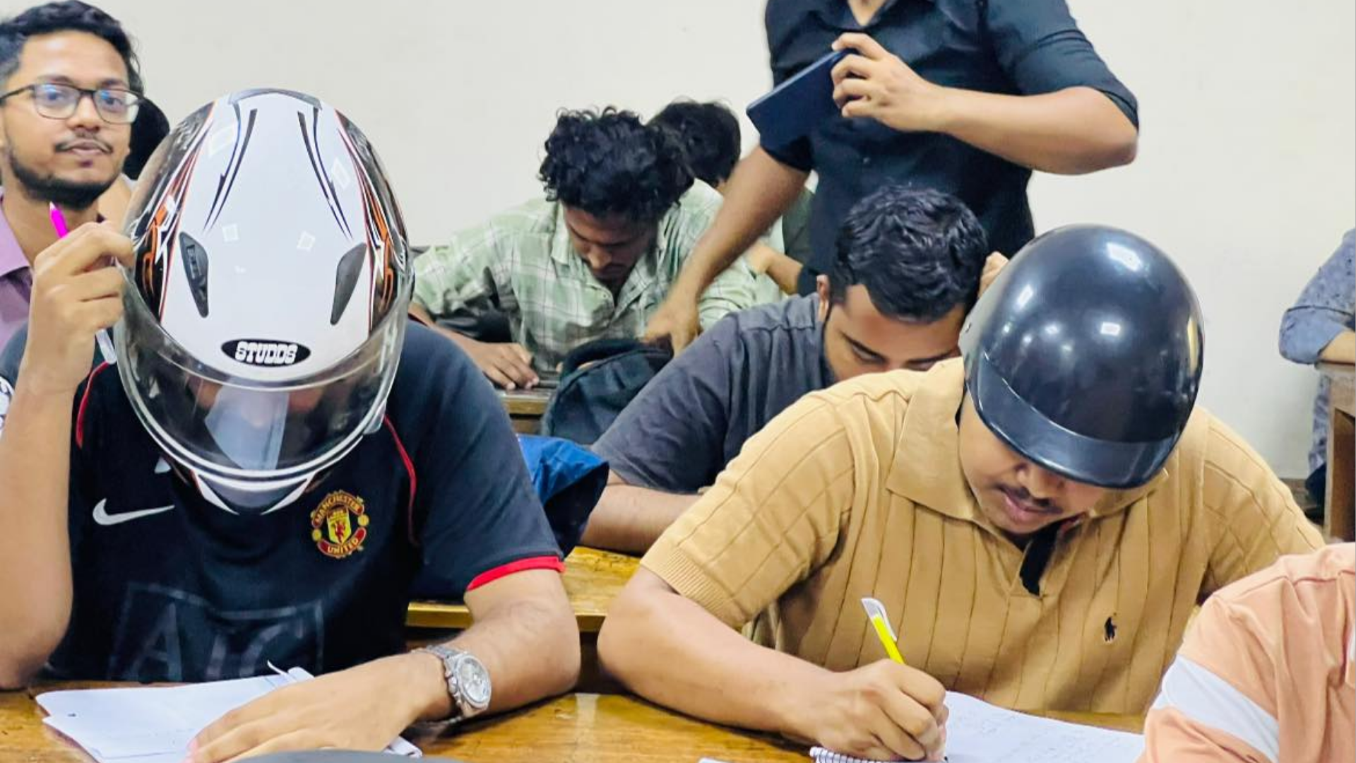 জবিতে পলেস্তারা খসে আহত ২: প্রতিবাদে হেলমেট পরে শ্রেণিকক্ষে শিক্ষার্থীরা