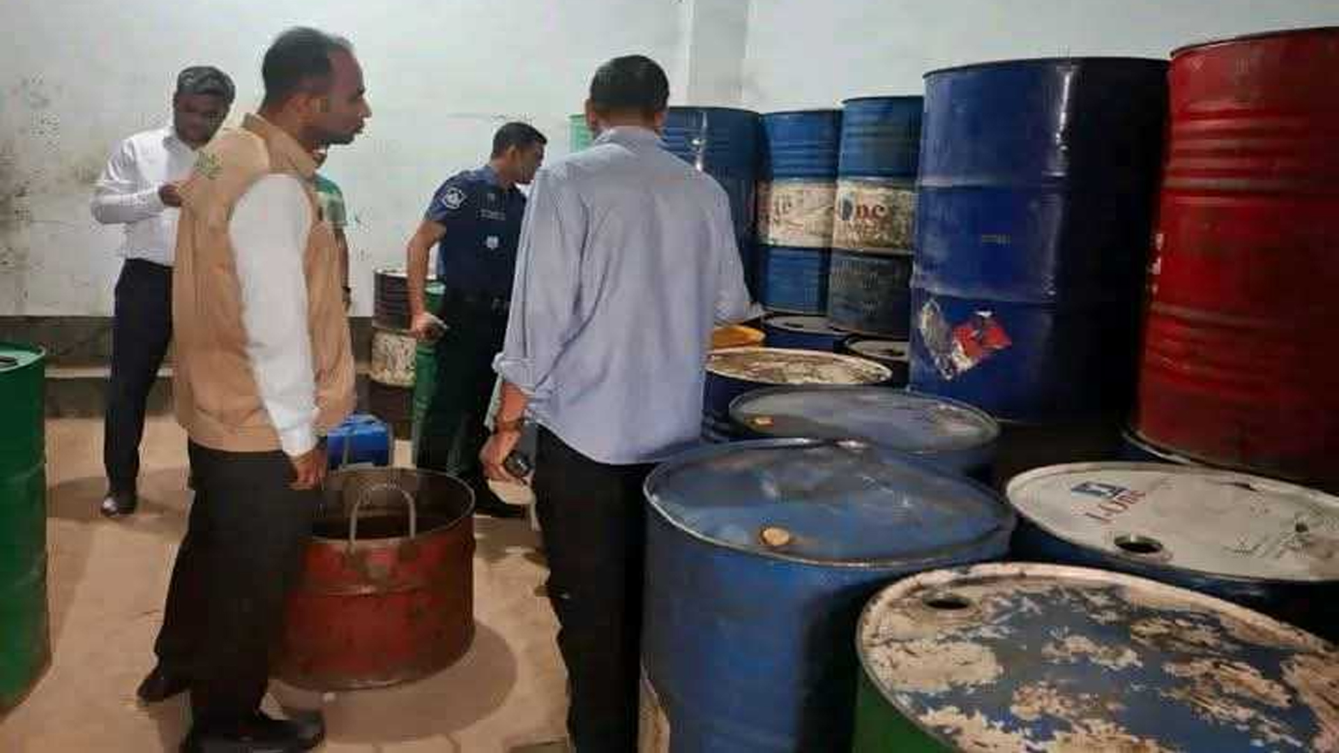 রেজিস্ট্রার খাতায় ‘তেল শূন্য’ লেখা পাম্পে মিলল ১২ ড্রাম তেল, জরিমানা