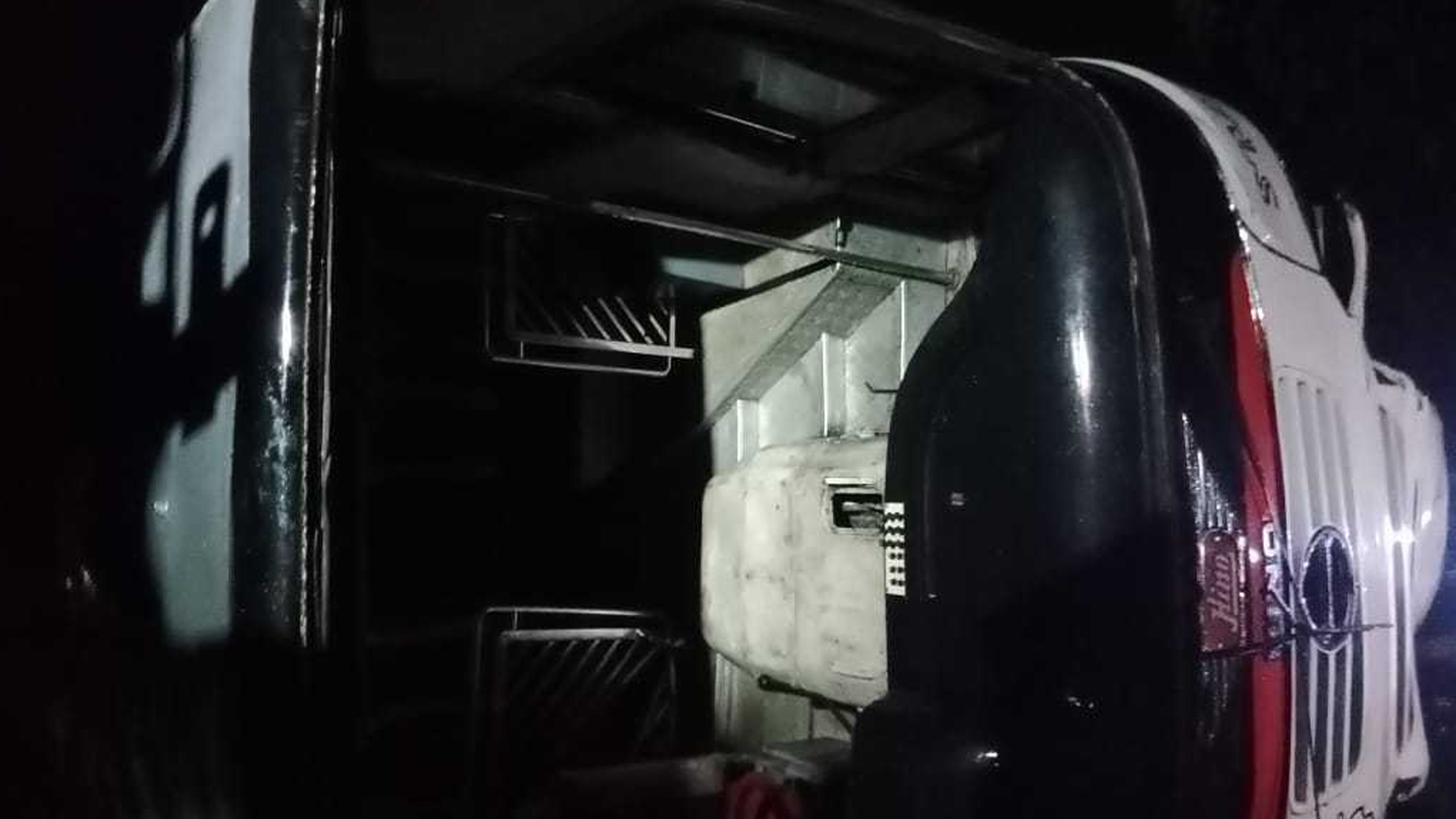 পদ্মা পার হওয়ার পর উল্টে গেল ‘সাকুরা’, আহত একাধিক