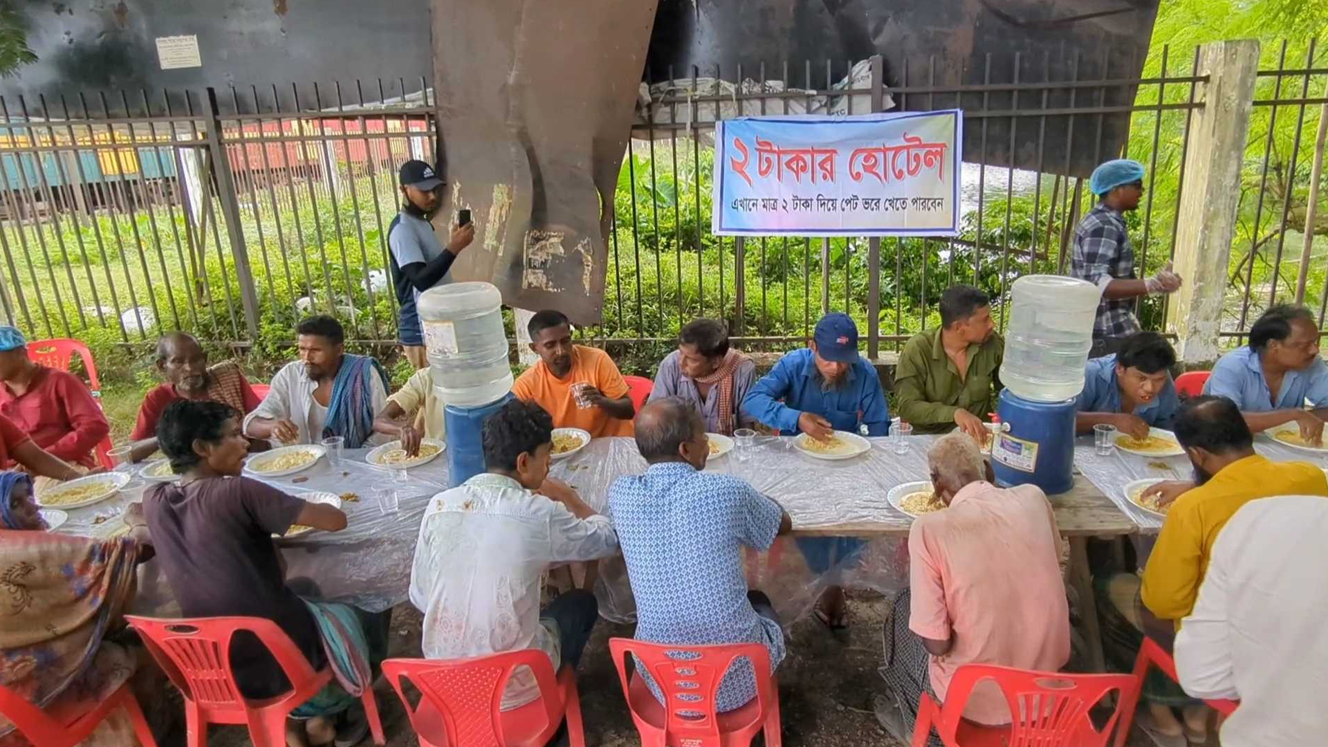 মাছ-মাংস দিয়ে ‘২ টাকার হোটেলে’ পেটপুরে ভাত খাচ্ছেন দরিদ্র মানুষ!