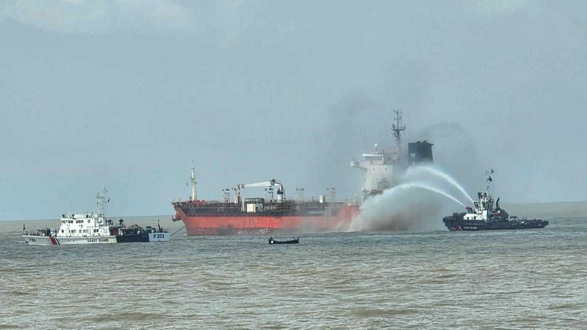 চট্টগ্রাম বন্দরে অয়েল ট্যাংকারে আগুন