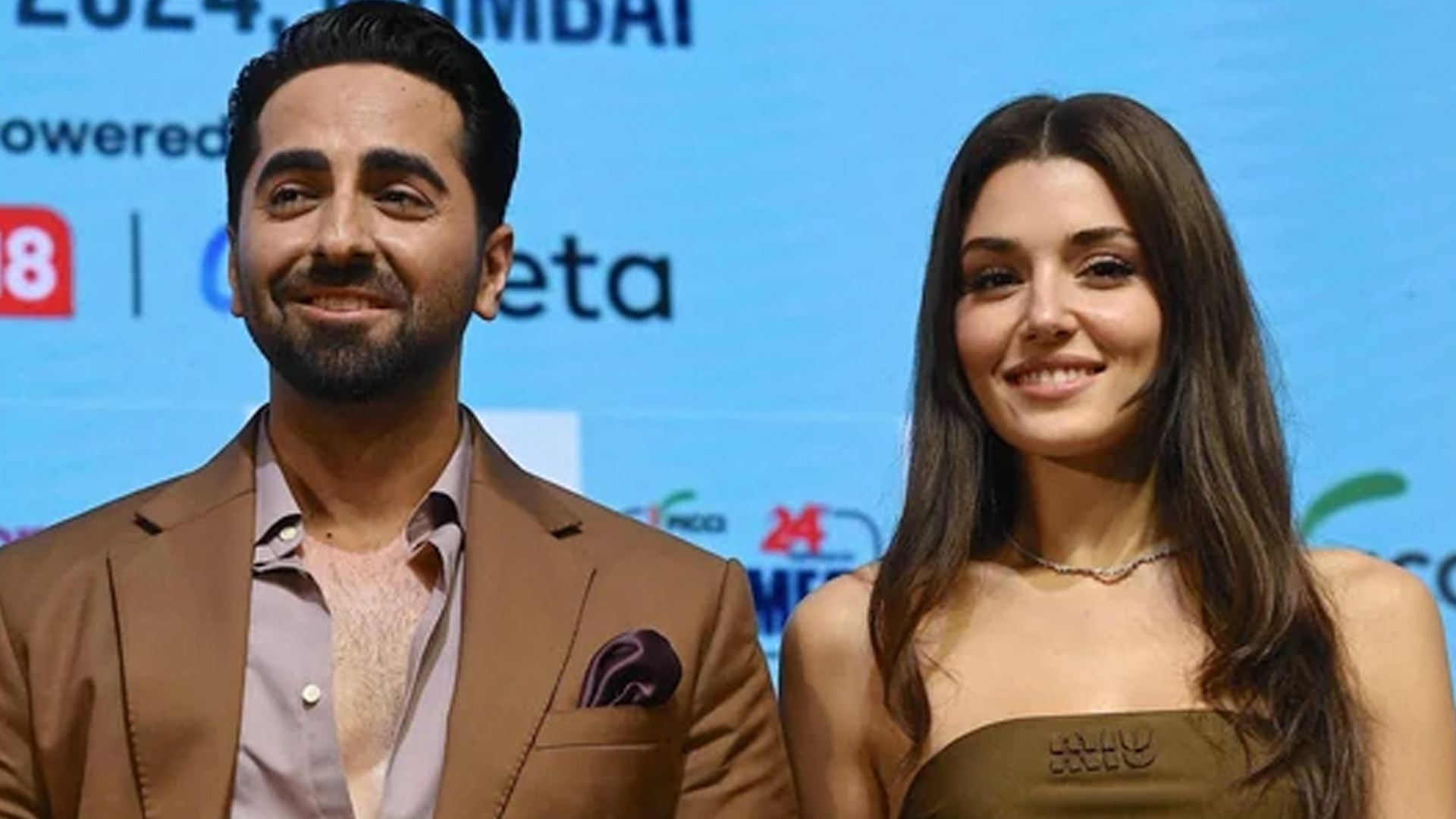 Сахнада жалаңаштар ән айтады Жалаңаш Эмма Лахана