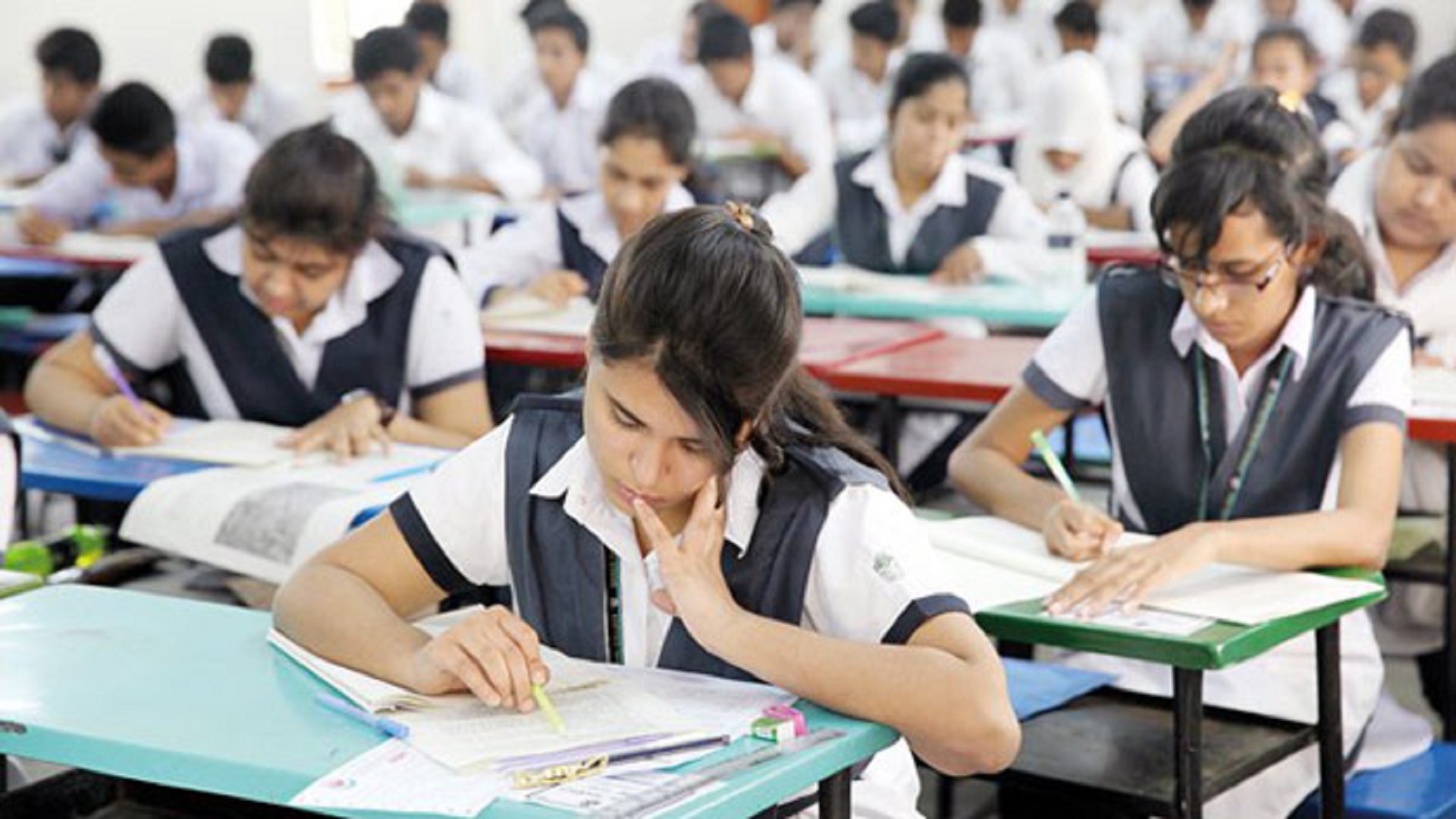 পাসের হারে ধস, কমেছে প্রায় ১৯ শতাংশ