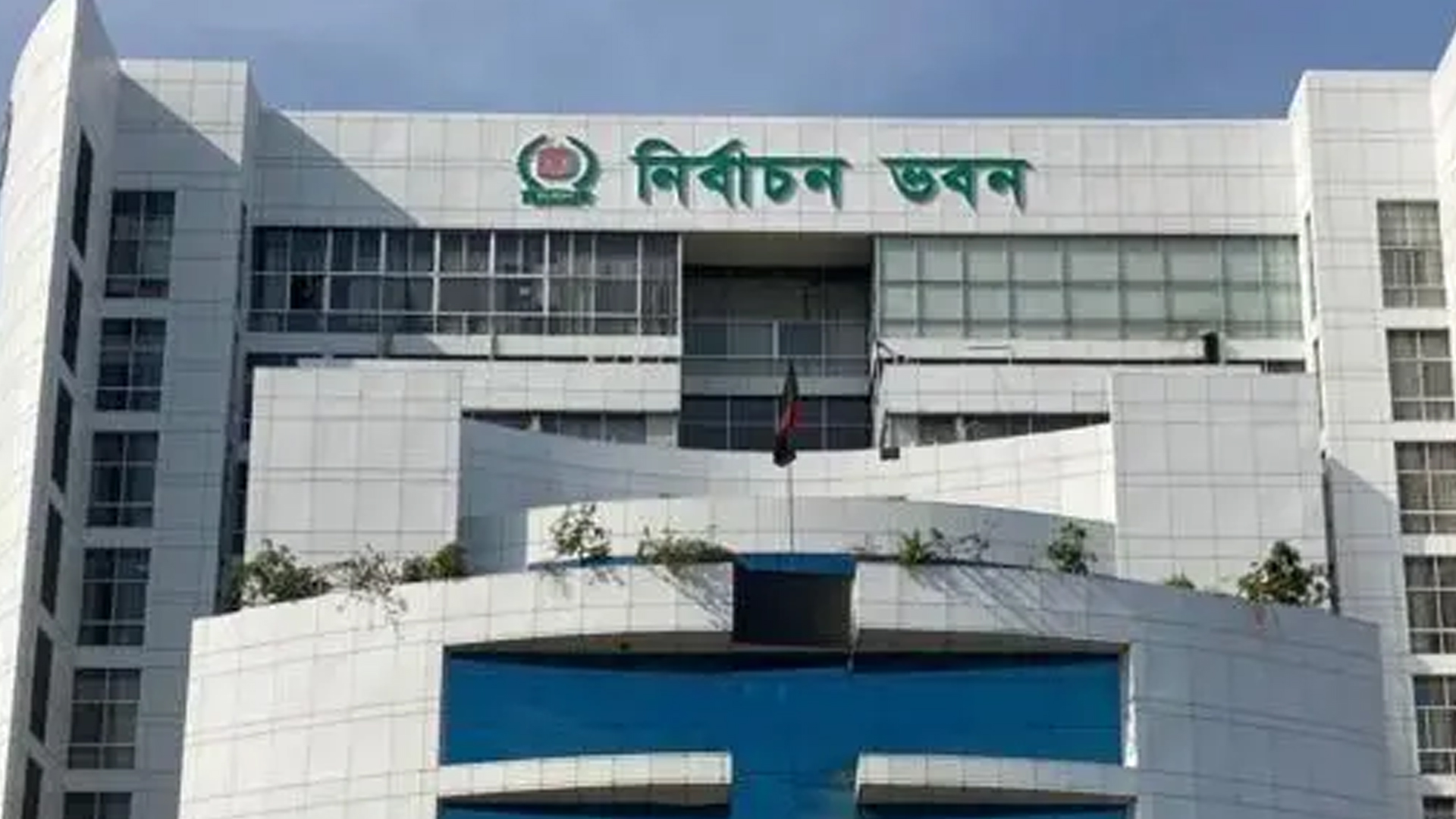 মোটরসাইকেলে এসে নির্বাচন ভবনে ককটেল মারেন তারা!