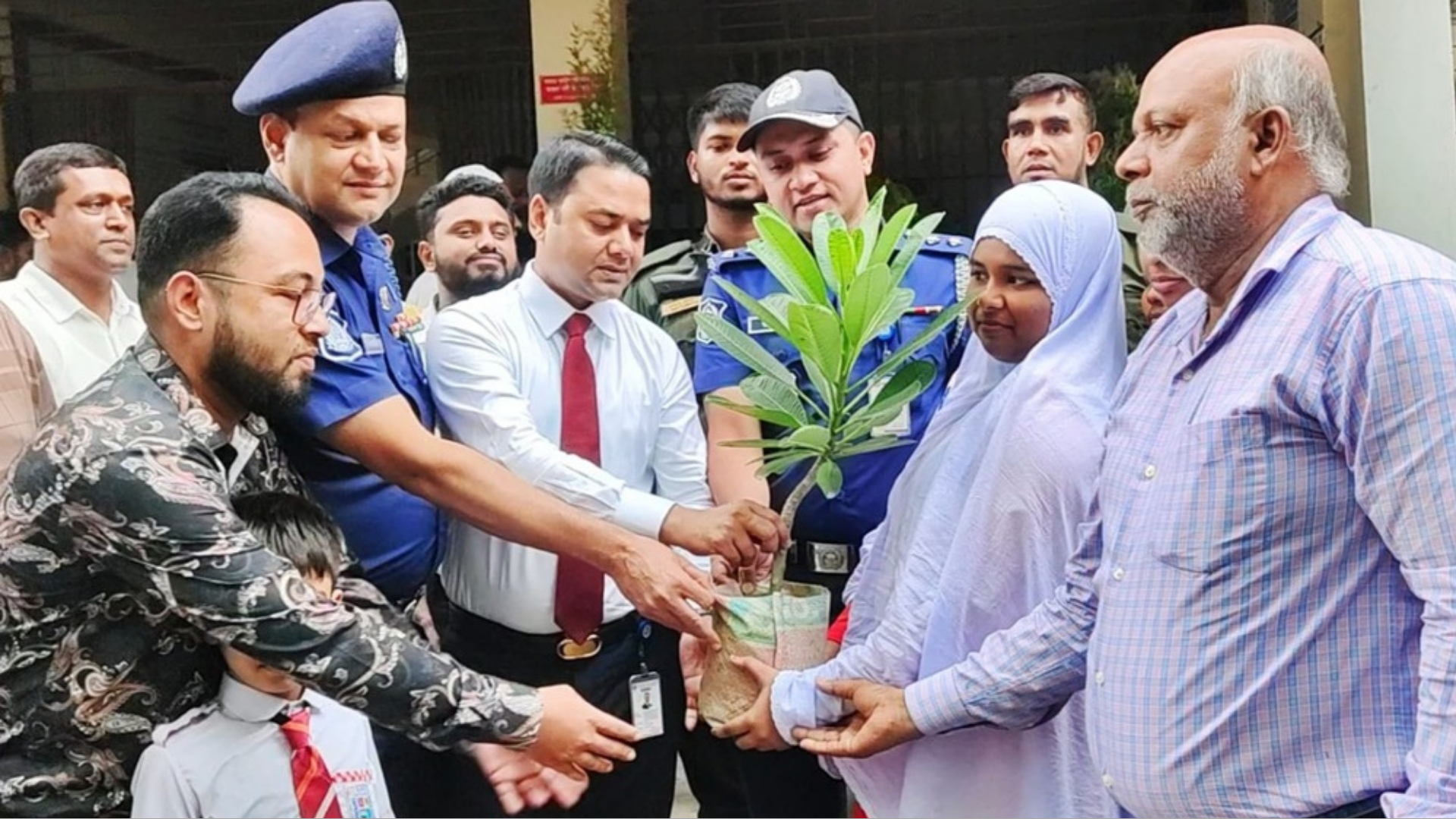 রূপগঞ্জে জাতীয় বৃক্ষরোপণ কর্মসূচির উদ্বোধন করলেন 