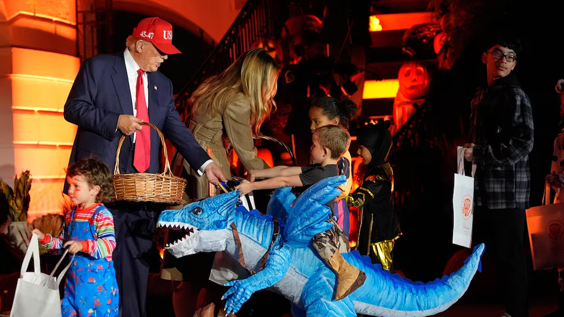 হোয়াইট হাউসে হ্যালোইন উৎসবে মাতলেন ট্রাম্প