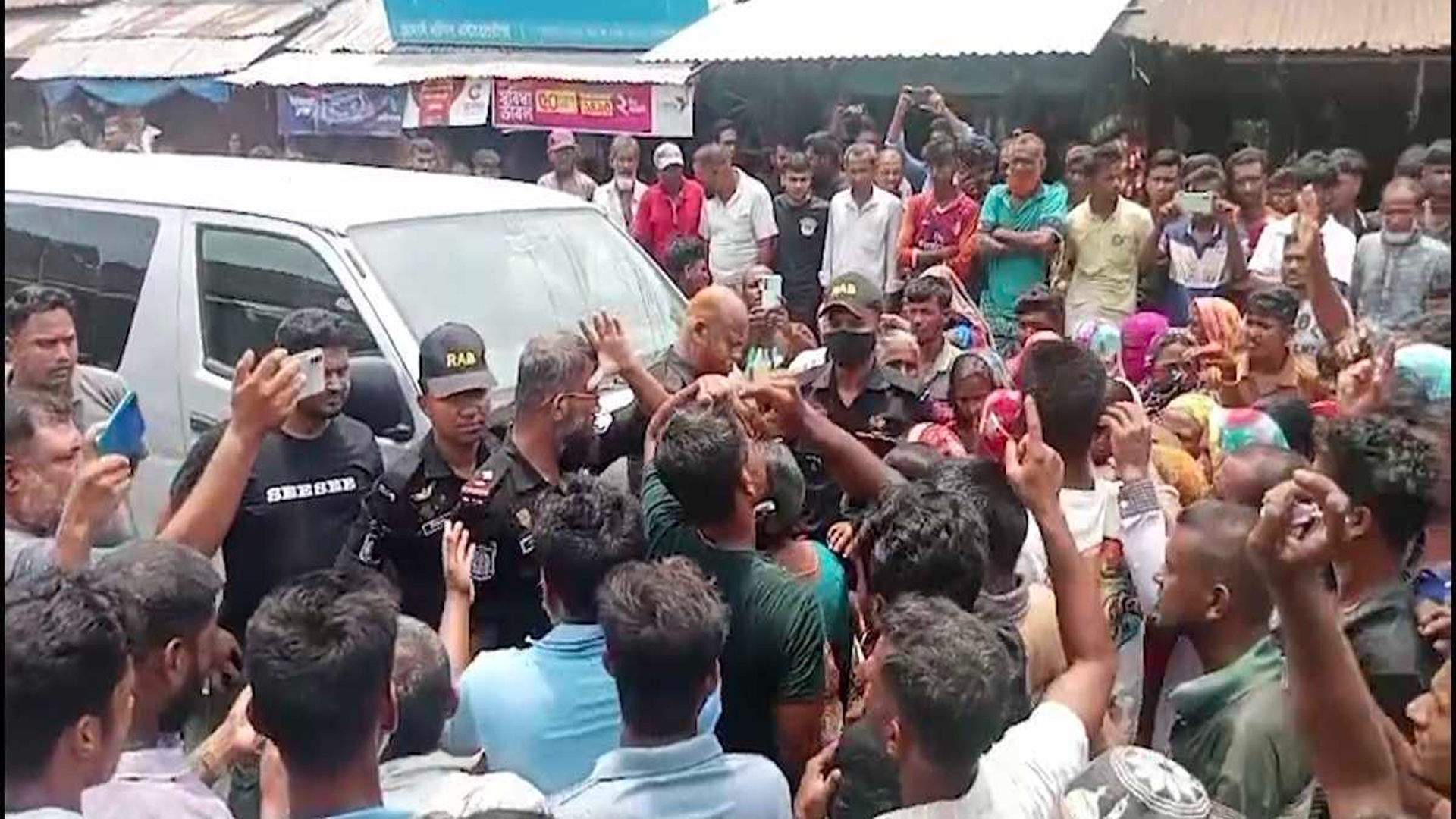খুলনায় র‍্যাবের কাছ থেকে দুই আসামিকে ছিনিয়ে নিলো জনতা