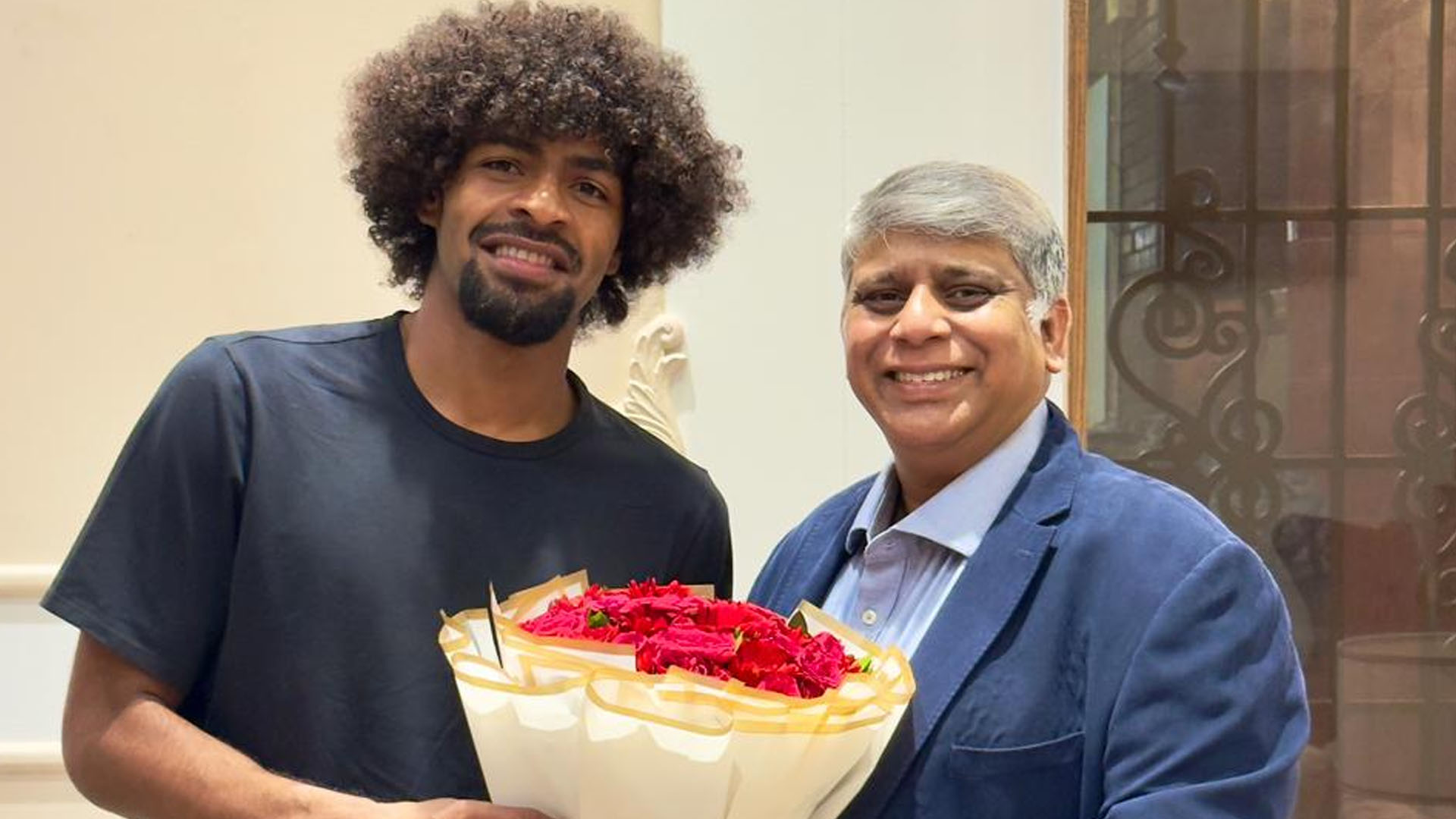 ঢাকায় এসে পৌঁছেছেন হামজা