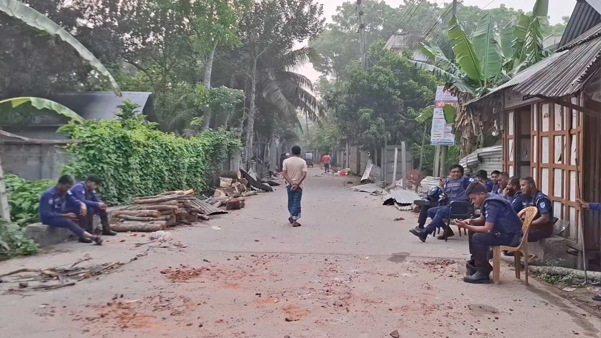 বিয়ের অনুষ্ঠানে চেয়ারে বসাকে কেন্দ্র করে মাদারীপুরে তুমুল সংঘর্ষ, ককটেল বিস্ফোরণ