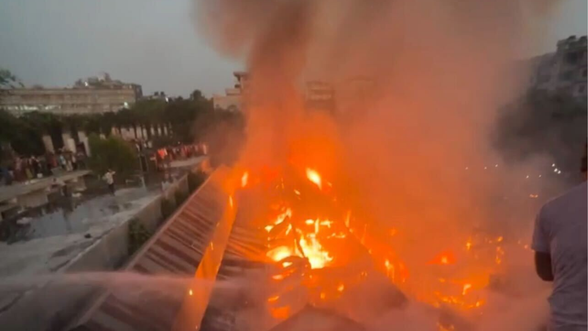 গাজীপুরে টিনশেডের কলোনিতে আগুন, ১০০ ঘর পুড়ে ছাই