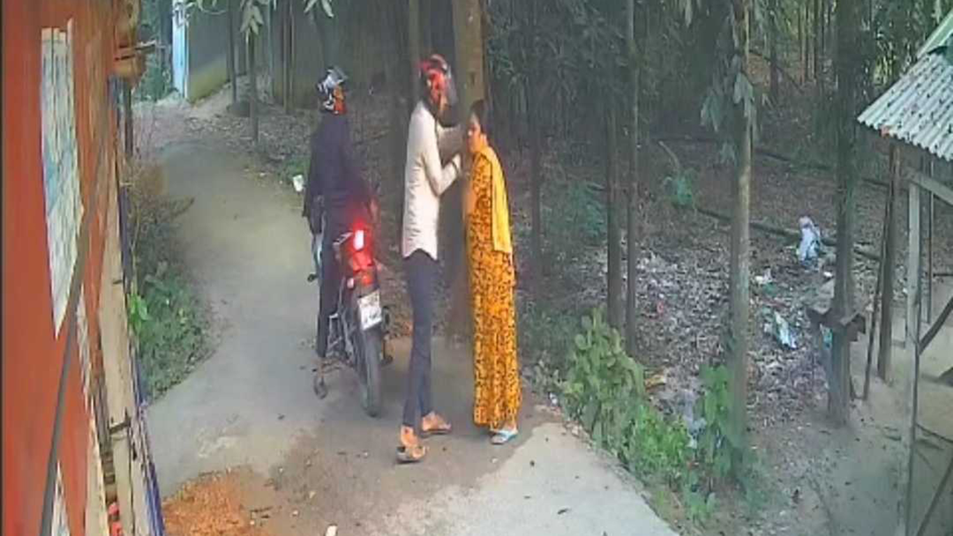 দেড় মিনিটে গৃহবধূর কানের দুল ছিনিয়ে নিলো ২ যুবক, ফুটেজ ভাইরাল