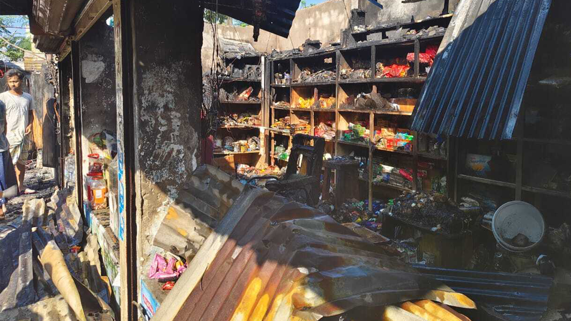 খুলনায় অগ্নিকাণ্ডে ৭ দোকান ও ২ অটো গ্যারেজ পুড়ে ছাই