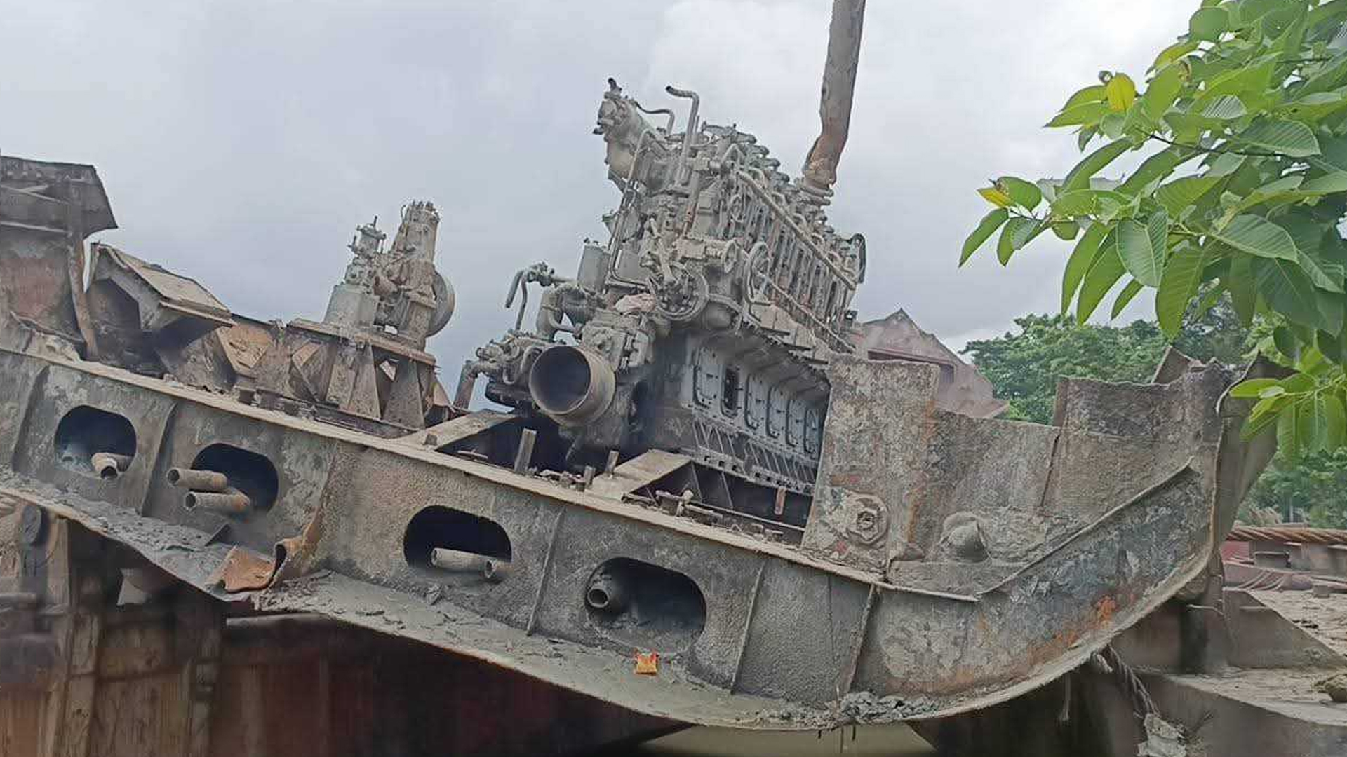 ৩৩ বছর পর যেভাবে উদ্ধার হলো তেঁতুলিয়া নদীতে ডুবে যাওয়া জাহাজটি