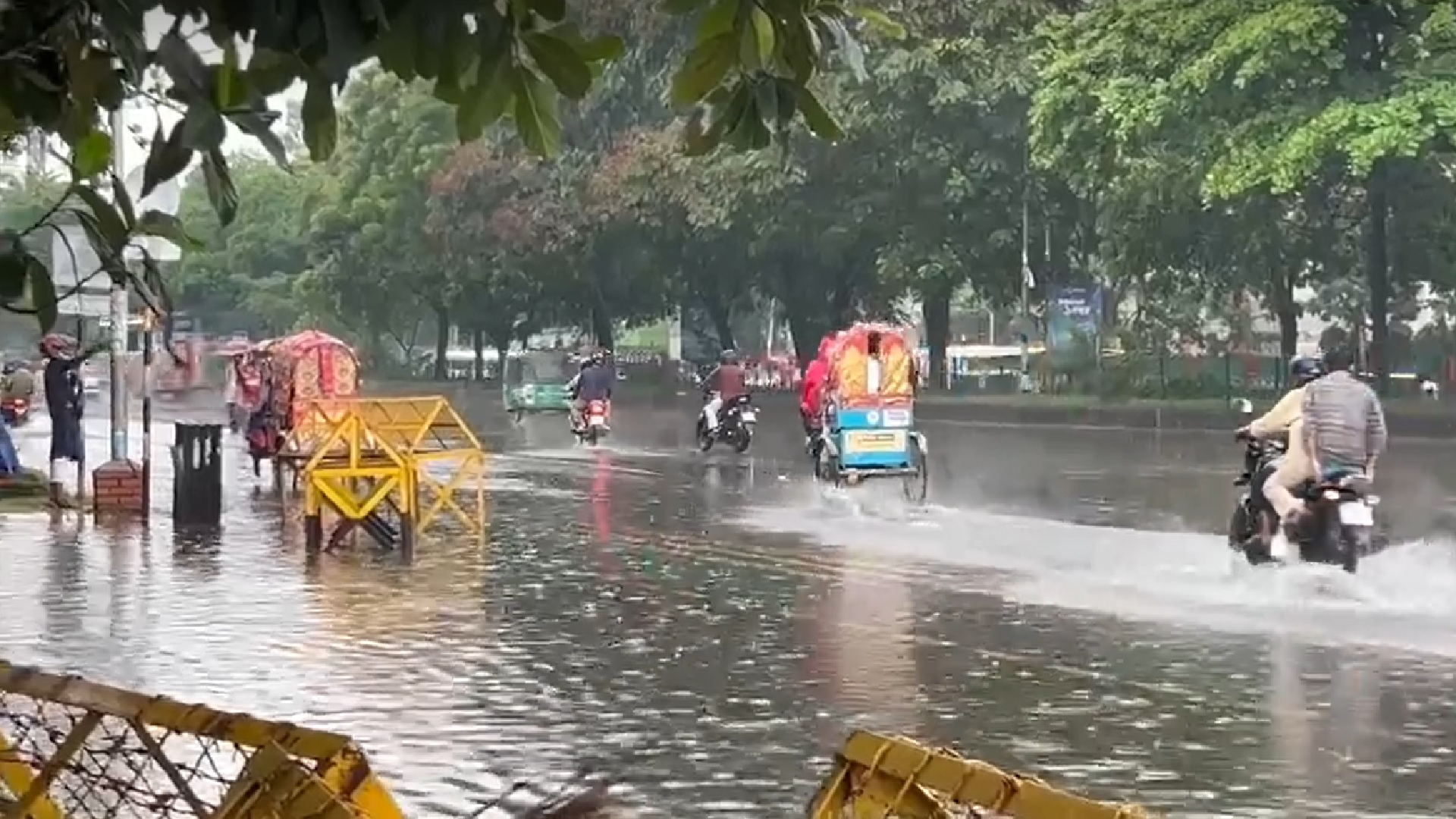 বৃষ্টিতে রাজধানীর বিভিন্ন সড়কে পানি জমে যায়। ছবি ভিডিও থেকে নেয়া