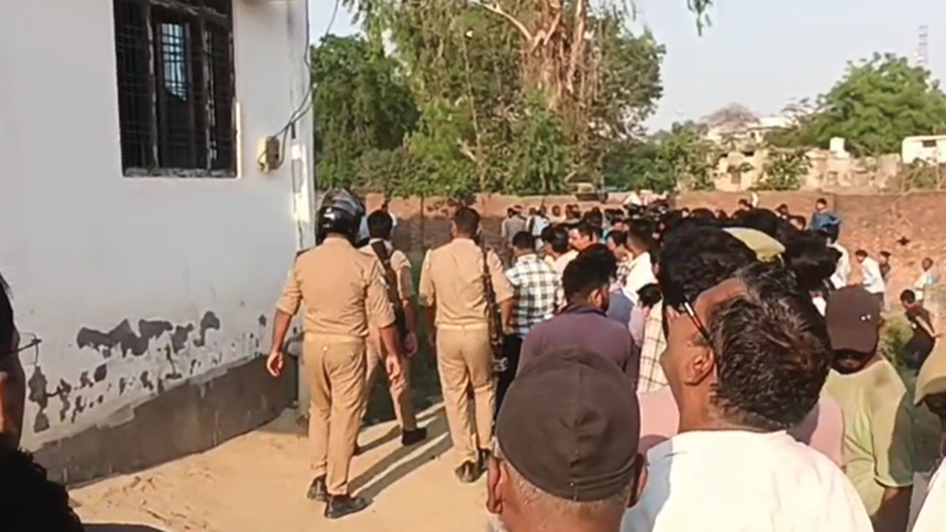 বিছানায় ৪ নাবালক ভাইবোনের রক্তাক্ত নিথর দেহ, মা পলাতক