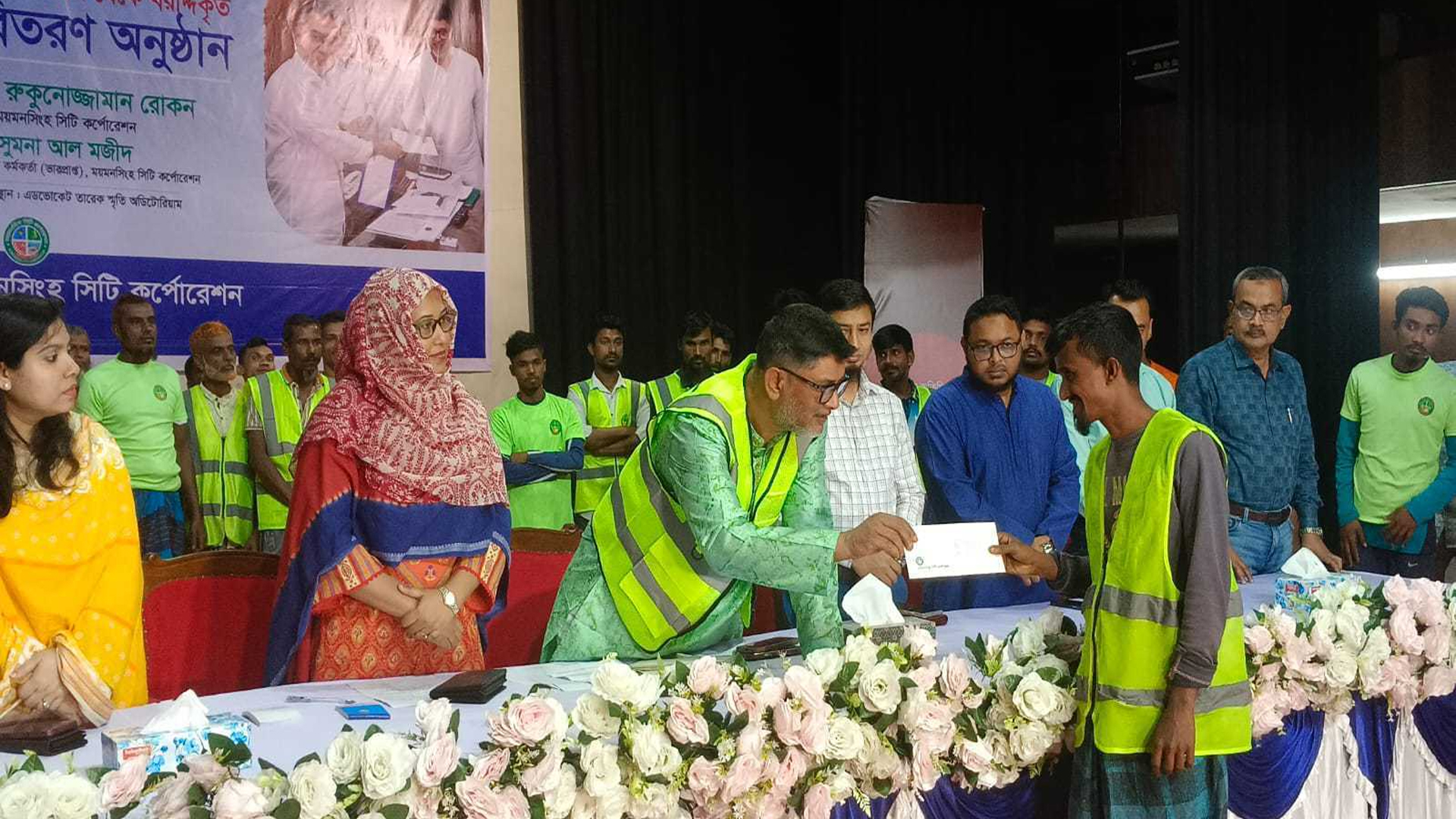 প্রধানমন্ত্রীর ঈদ উপহার পেয়ে খুশি ময়মনসিংহ সিটির পরিচ্ছন্নতাকর্মীরা