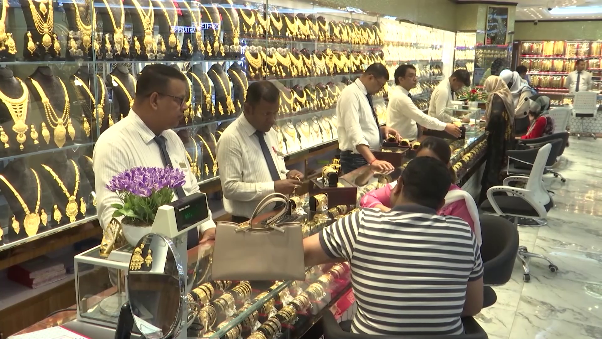 আরও কমে যত দামে দেশে স্বর্ণ বিক্রি হচ্ছে আজ