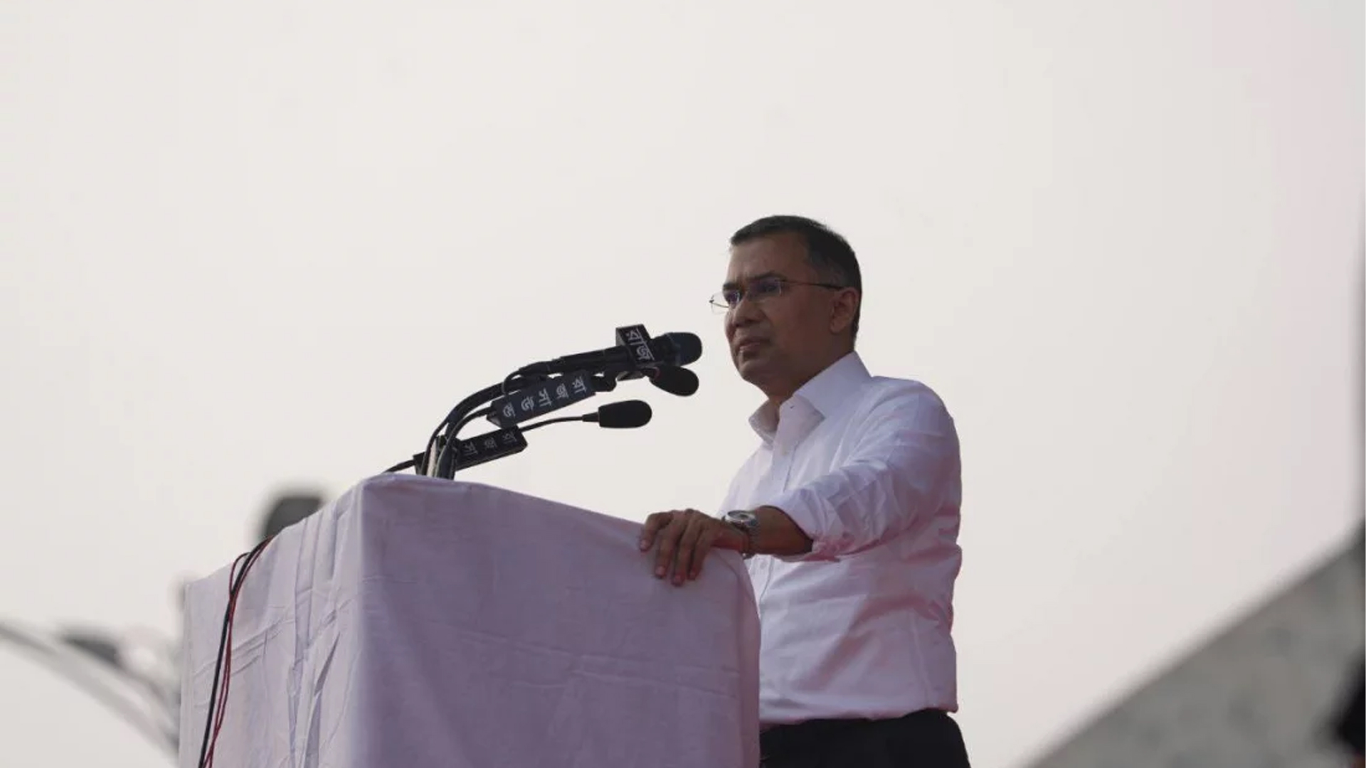 নেতাকর্মীদের উদ্দেশে বক্তব্য দিচ্ছেন বিএনপির ভারপ্রাপ্ত চেয়ারম্যান তারেক রহমান। 