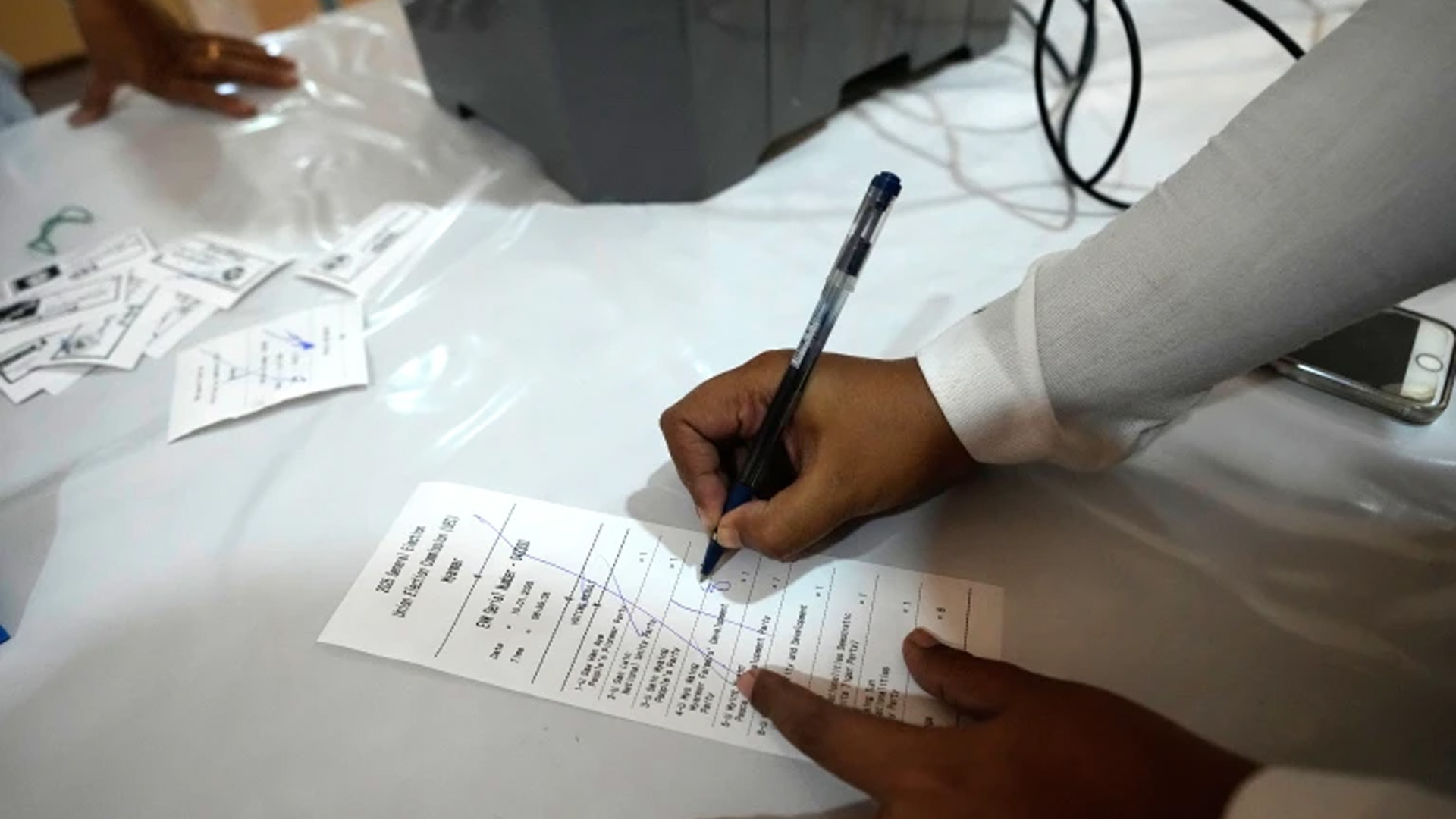 সশস্ত্র সংঘাতের মধ্যেই মিয়ানমারে দ্বিতীয় দফায় ভোটগ্রহণ শুরু