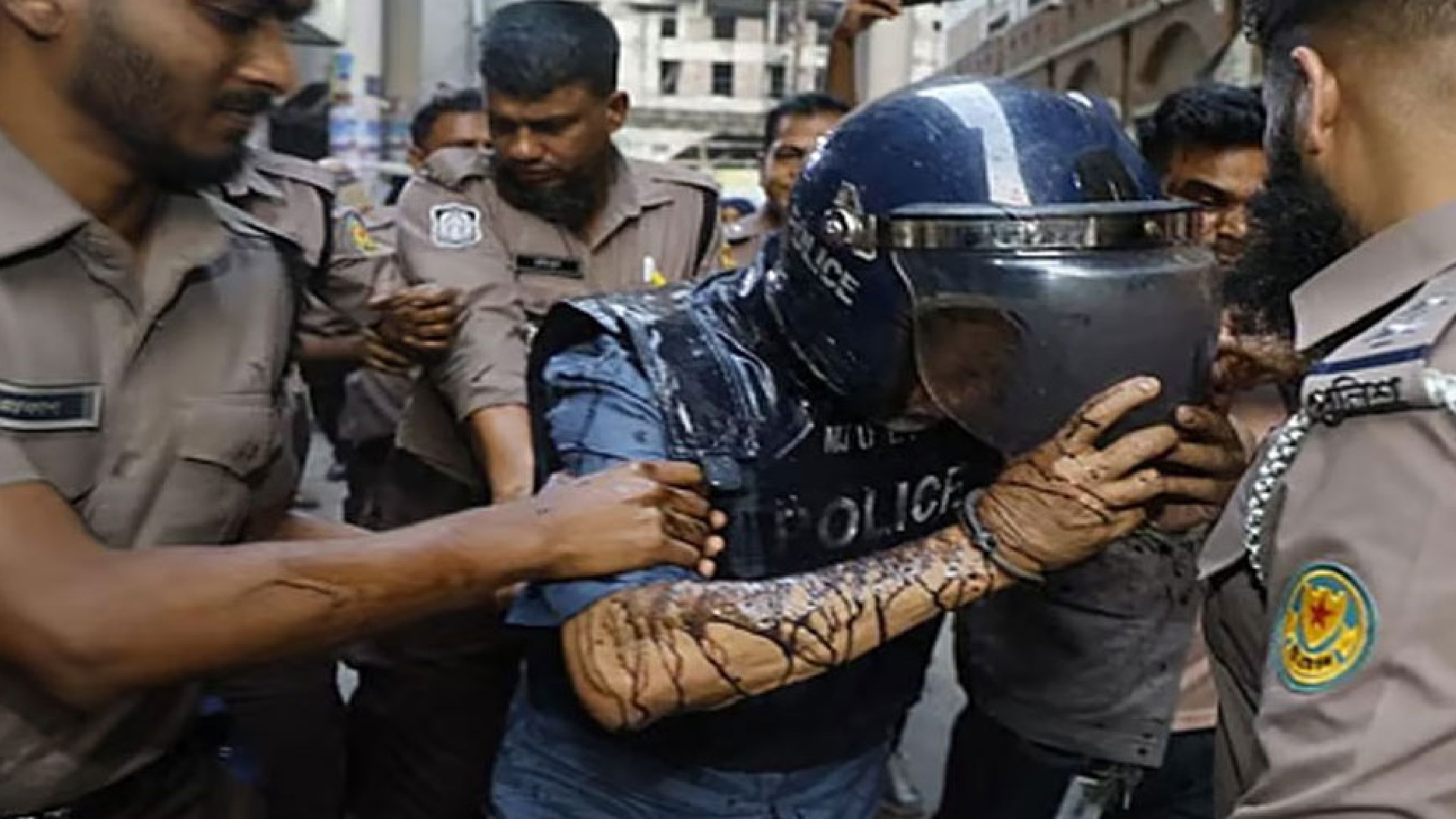 আদালত প্রাঙ্গণে সাবেক সেনা কর্মকর্তা মাসুদের গায়ে ময়লা পানি নিক্ষেপ