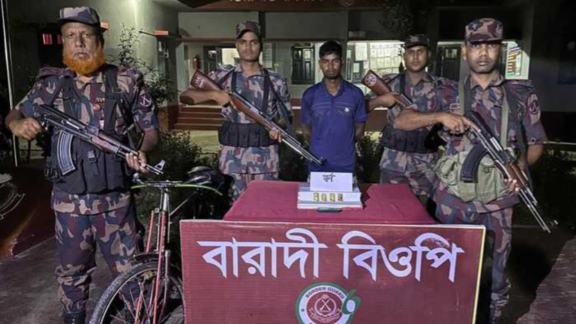 চুয়াডাঙ্গায় সীমান্তে ৪টি স্বর্ণেরবারসহ পাচারকারী আটক