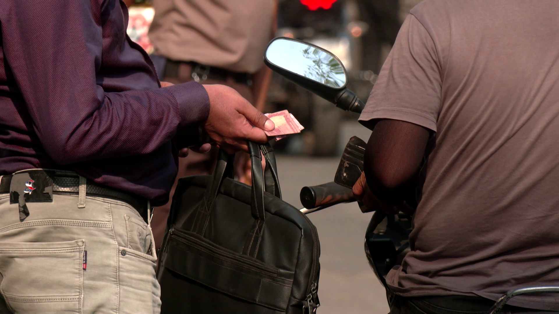 জ্বালানি সংকটে বিপাকে রাজধানীর রাইড শেয়ার চালকরা, আয় নেমেছে অর্ধেকে