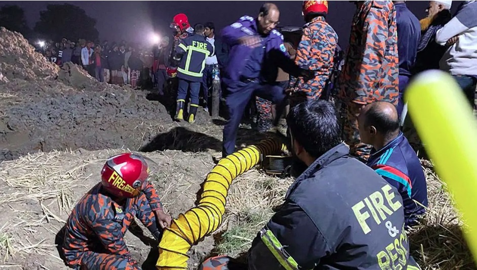 গভীর গর্ত থেকে উদ্ধার সাজিদ, যা জানালেন ফায়ার সার্ভিস কর্মীরা